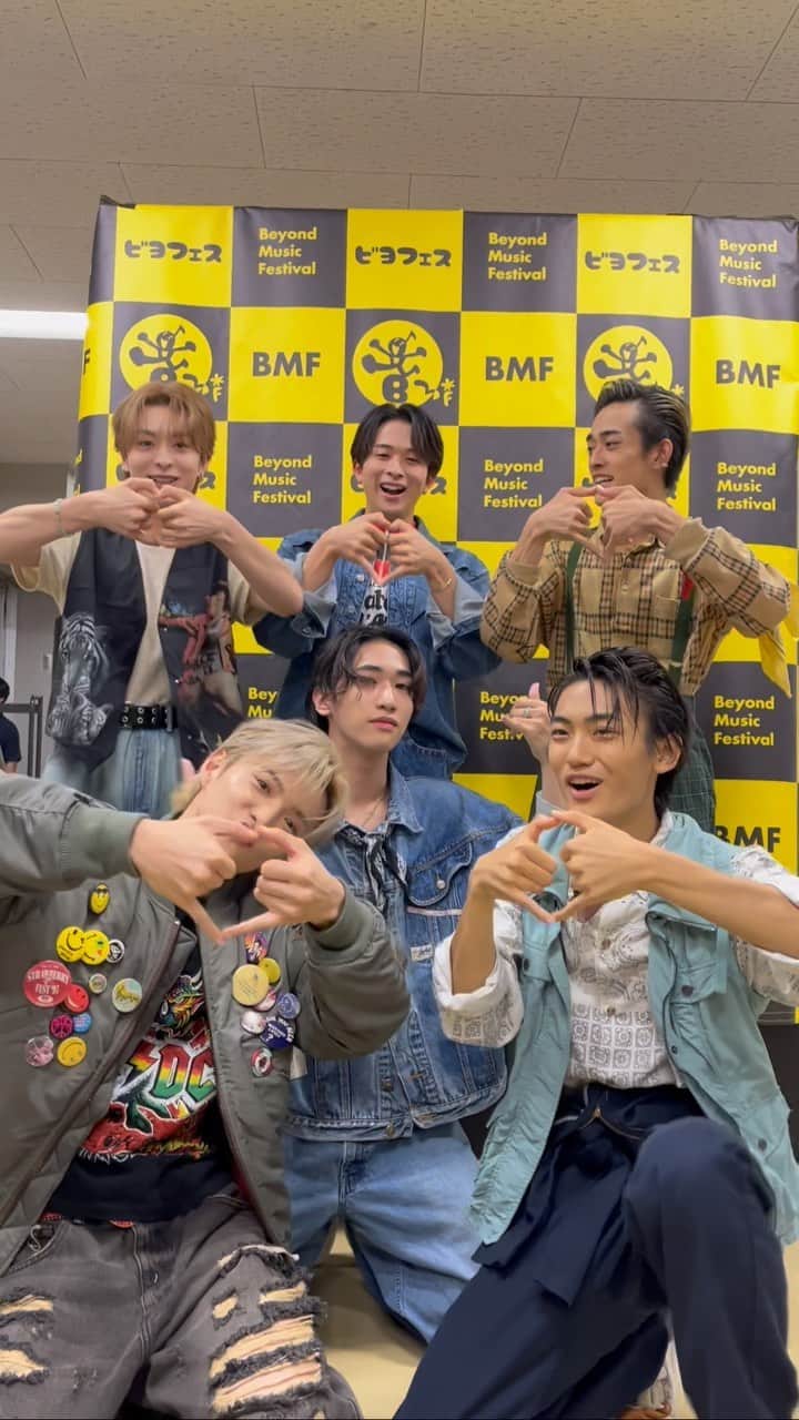 WATWING（ワトウィン）のインスタグラム：「みんなではにーゆー🐝🍯 #FANTASTICS さん#WATWING #はにーゆー」
