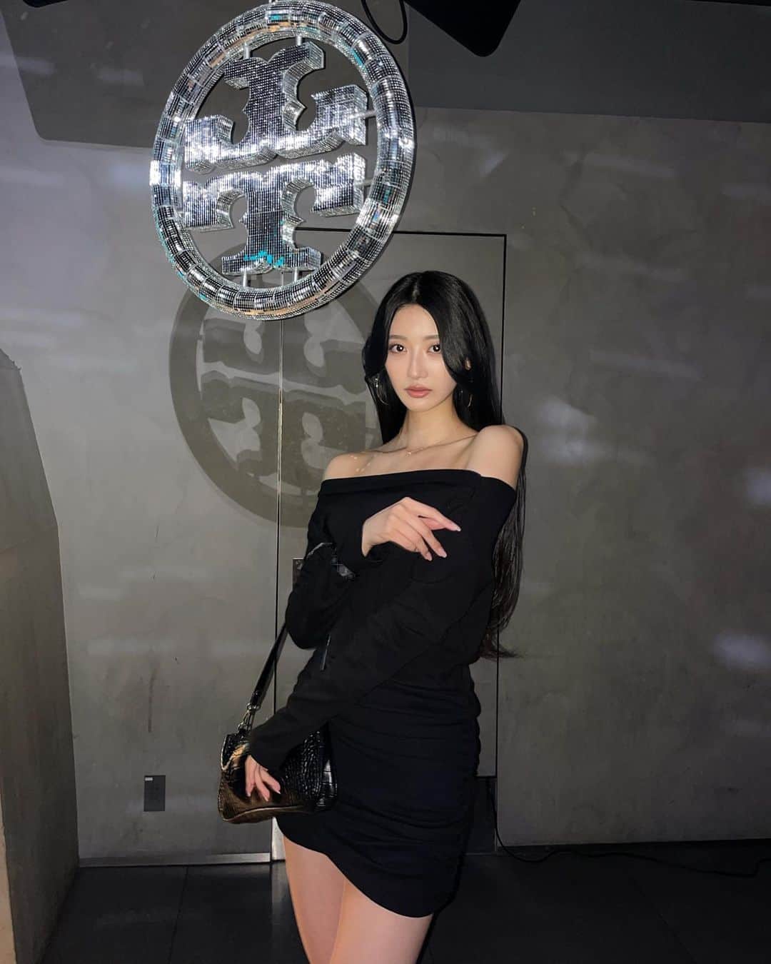 吉村花音のインスタグラム：「. TORY BURCHのイベントに行ってきた🖤🖤 とっても華やかでいろんな人に会えてめちゃくちゃ楽しかった🍾✌️  #toryburch」