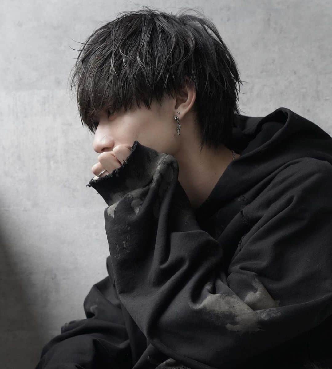 齋藤正太のインスタグラム：「@shuta_muramatsu   が作るデザイはいつもかっこいい  #メンズウルフ#パーマ#ブルゾン #メンズパーマ #マッシュ#ウルフ#マッシュウルフ #맞팔#マッシュショート #シースルーバング#スパイラルパーマ #アウター #センターパート#ウルフカット#韓国ヘア #波巻きパーマ #カルマパーマ#menscut#ニュアンスパーマ #ショートウルフ#ウルフメンズ」