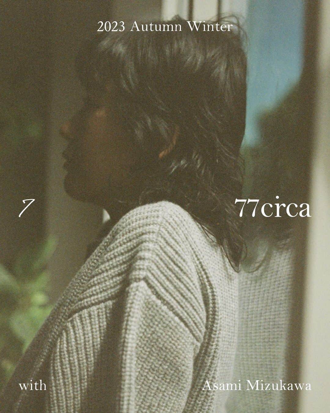 水川あさみのインスタグラム：「77circaと2回目のコラボとなります今回の7 77circaは生産過程で出てしまう生地の残り糸などを集めて作られるリサイクルウールで作ったニットのセットアップ🧶 暖かさはもちろん、心地よくリラックスしながらもスッキリとしたキレイなシルエットでニットパンツのお腹の部分は、ウエスト部分が胸の下まで来るくらいなが〜くて腹巻きがくっついてるよう形で仕上げたのです！あたいのこだわりポイントでございます。 カラーはグレー🩶ベージュ🤎ブラック🖤 ルックの様に前回のシルクシリーズのカットソーやワンピースを重ねても素敵なのよね🤦🏻‍♀️💫 みなさまのお気に入りクローズの仲間入りになると嬉しい🌜🌞 明日14日から発売開始です🩶🤎🖤  7 77circa  2023 FALL/WINTER  Second collection sale from 10/14(sat) at 10am.  📸@aya_dream04  📹@ma_sa_i  💄@tamalin727  👗@era_nmoriyama @1977circa  ✍️@siun_studio  #777circa  #77circa」