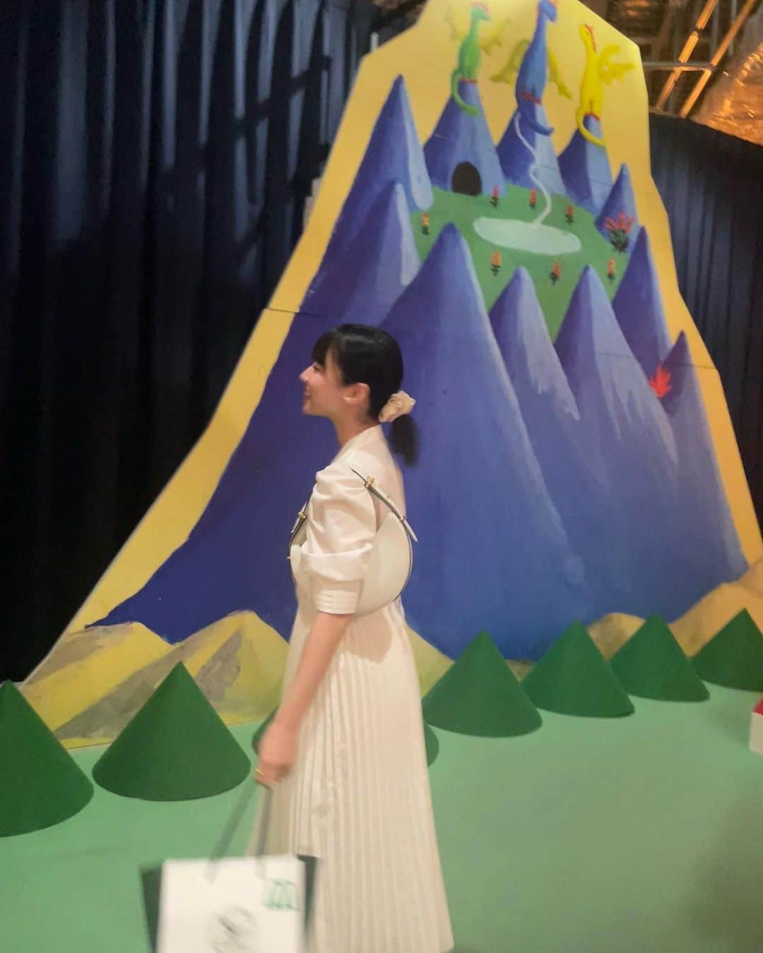 涼掛凛さんのインスタグラム写真 - (涼掛凛Instagram)「エルマーのぼうけん展🦕  地図を見る度ワクワクして大好きだった本！  実は5枚目のグッズコーナーの文字はお友達のお手伝いで私も一緒に描かせて貰ったものなんです🫢 感動しちゃった…！  . . . . . . . #エルマーのぼうけん展 #エルマー #エルマーのぼうけん #playmuseum #プレイミュージアム #立川 #ミュージアム #お出かけスポット #芸術の秋」10月13日 21時29分 - rin_suzukake