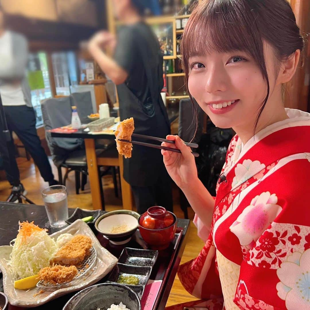 篠原望さんのインスタグラム写真 - (篠原望Instagram)「. 👘🍵 . . モーニングこんぱすのロケで 佐原を巡ってきました✨ . . お食事処 木の下さんの林SPFロースかつ定食🥢 お肉が甘くて柔らかくてとっても美味しかったです！！ 撮影後も食べ続けて完食しました☺️ . 何もつけなくても美味しかったのですが お塩とわさびをつけて食べるのが私は特に好きでした🫶🏻 . (1切れ食べた後に写真撮りました🙇‍♀️) . . 今日13日(金)~15日(日)まで 佐原の大祭秋祭りの開催も！！ . . 来週20日(金)にも放送があります🍠 お楽しみに‪𓂃 𓈒𓏸 . . #佐原 #佐原グルメ #佐原ランチ #千葉 #千葉グルメ #千葉観光 #香取市 #香取市グルメ #観光スポット #とんかつ #着物 #着物ヘア #着物レンタル #着物女子 #kimono #chiba #japantrip #japanesefood #japanesegirl #お食事処木の下 #モーニングこんぱす #篠原望」10月13日 21時30分 - nozomi_920