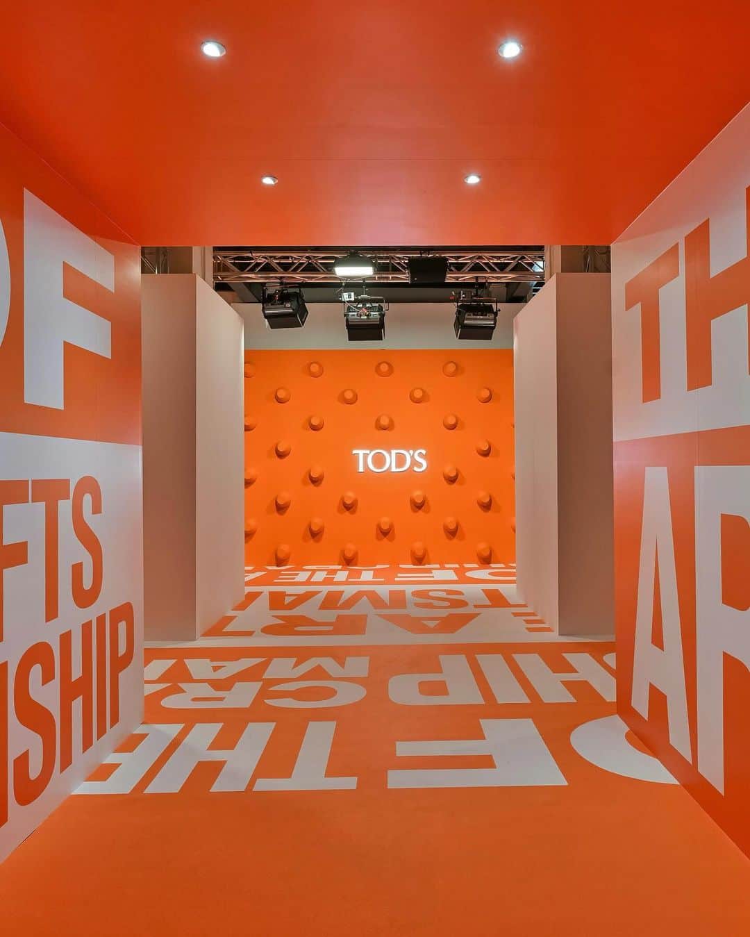 トッズのインスタグラム：「Get a sneak peek of the exclusive set-up at the 72-13 venue in Singapore, a traditional building turned to a gallery and event space, to celebrate Tod’s craftsmanship.   Starting from today and until October 22nd, discover the Limited Edition at our pop-up store at Paragon, Singapore. #Tods #TodsHeritage #TodsSingapore」