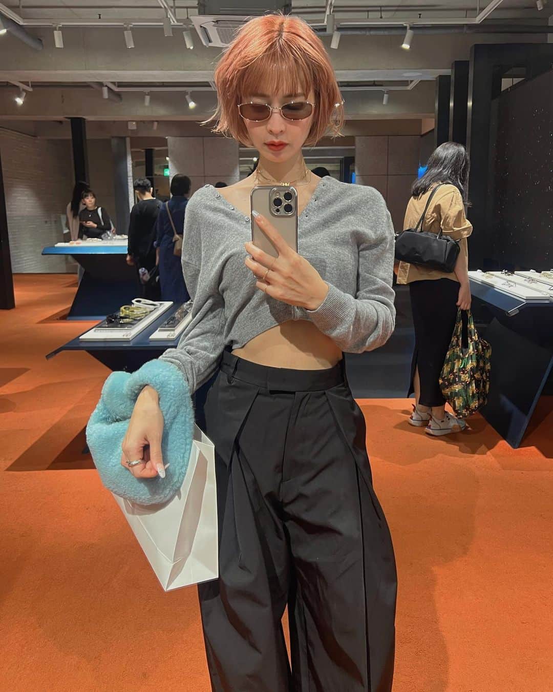 梅村実帆のインスタグラム：「Korea🇰🇷 本気shopping 🛍️ その❷ 定番の @gentlemonster やはりカワイイ😎 @maison_kimhekim では運命のデニムに出会えて即決💸他にも欲しかった服、在庫が奇跡的にあったりしちゃって、 発狂の2時間(退店したら日暮れてた😅)  The Hyundai Seoul はお買い物天国✨で 開店と同時に入店🏃🏼‍♀️ 爆買いの血が騒ぎました🩸 @badblood_workshop  @insilence_women  この2つのお店↑、特に好きだった🩵  以上です✌🏻 韓国に行く方々に参考になれば嬉しいです🎀」