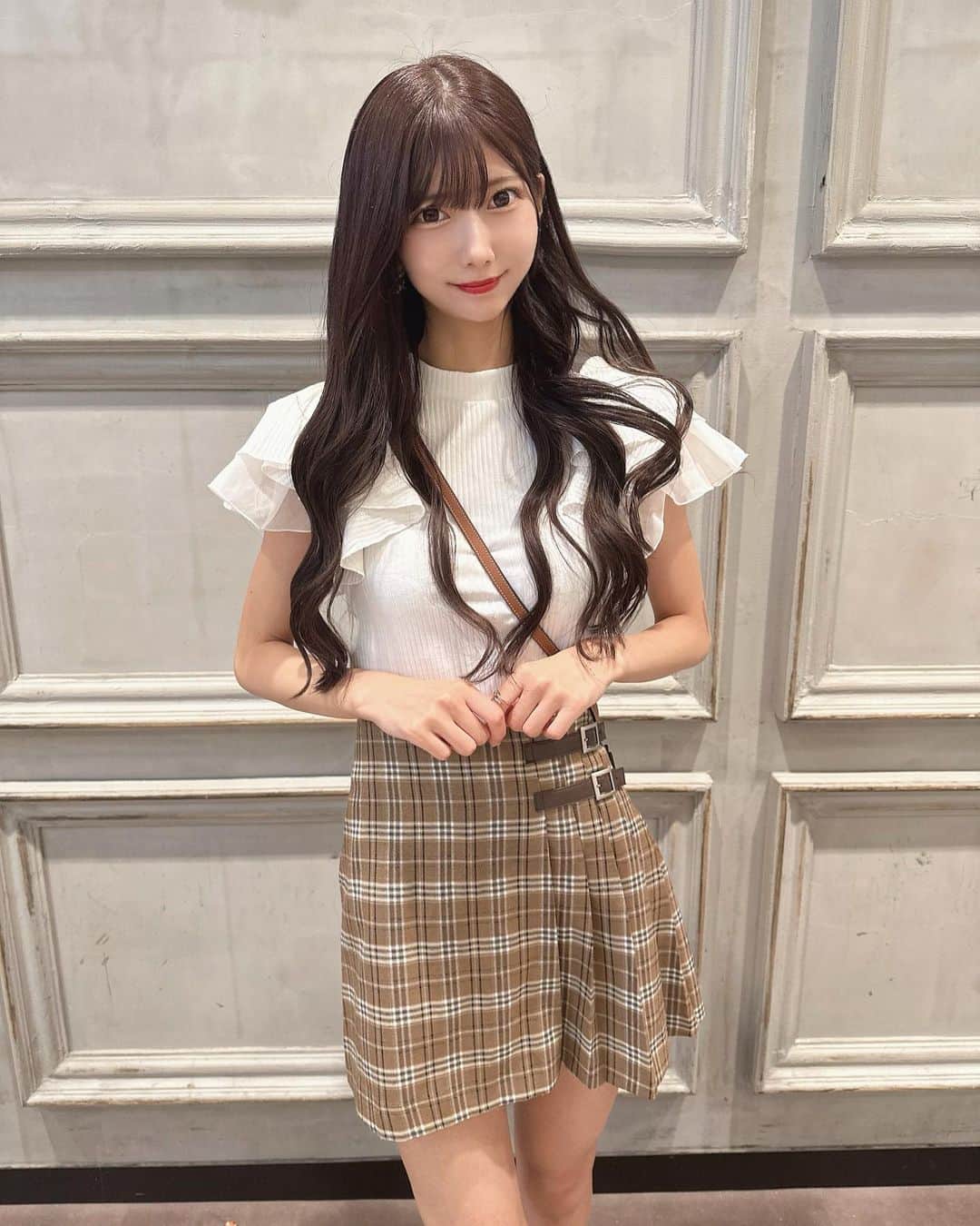 山広美保子のインスタグラム：「チェックチェックー🤎 . . . . . #ニット #トップス #秋#秋服 #秋服コーデ #美脚 #ニットワンピース #タイトスカート #ワンピース #フェミニン　#私服 #全身コーデ #アイドル #idola #lucu #cantik #ไอดอล  #follow #フォロワー募集中 #いいね返し #乃木坂46 #乃木坂46 #大人 #大人女子 #大人女子コーデ #美脚 #撮影  #ロングヘア #ヘアアレンジ  #ストレート #ストレートヘア #ootd」