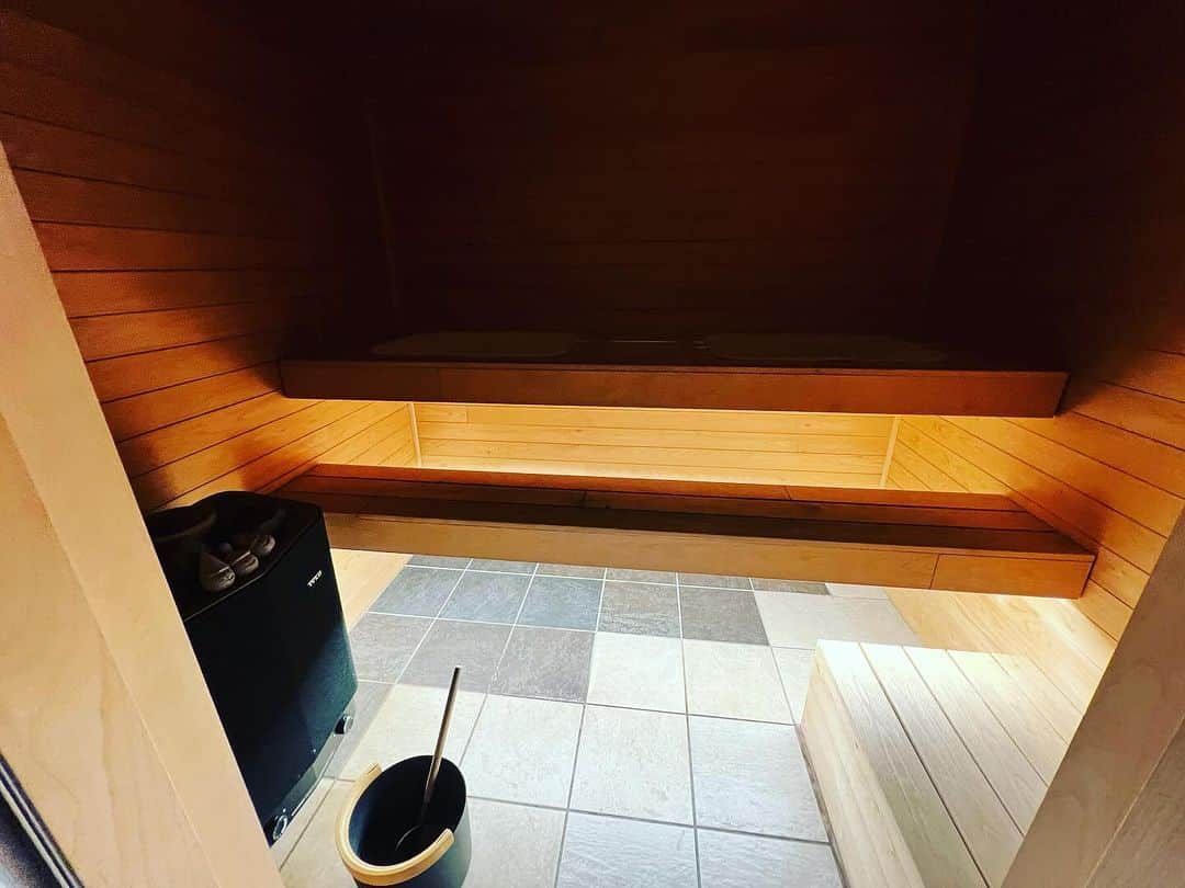 小林礼奈さんのインスタグラム写真 - (小林礼奈Instagram)「山形県米沢にある鈴の宿『登府屋旅館』に行ってきました♨️ 温泉街のど真ん中にあるお宿で、源泉掛け流し温泉、サウナ付き客室に、貸切サウナ…サウナ好きにはたまらない温泉宿でした🏨♨️ 夕飯に出た温泉卵で食べる米沢牛のすき焼き🐃めちゃくちゃ美味しかった🤤 バリアフリーで至るところに手すりや車椅子があったところが優しさを感じたよ🩵家族みんなで楽しめる温泉でした！ 予約は『旅行』のハイライトからできますよ👀🩷  #鈴の宿登府屋旅館 #山形旅行 #pr @too_booking」10月13日 21時39分 - kobayashi_ayana0218