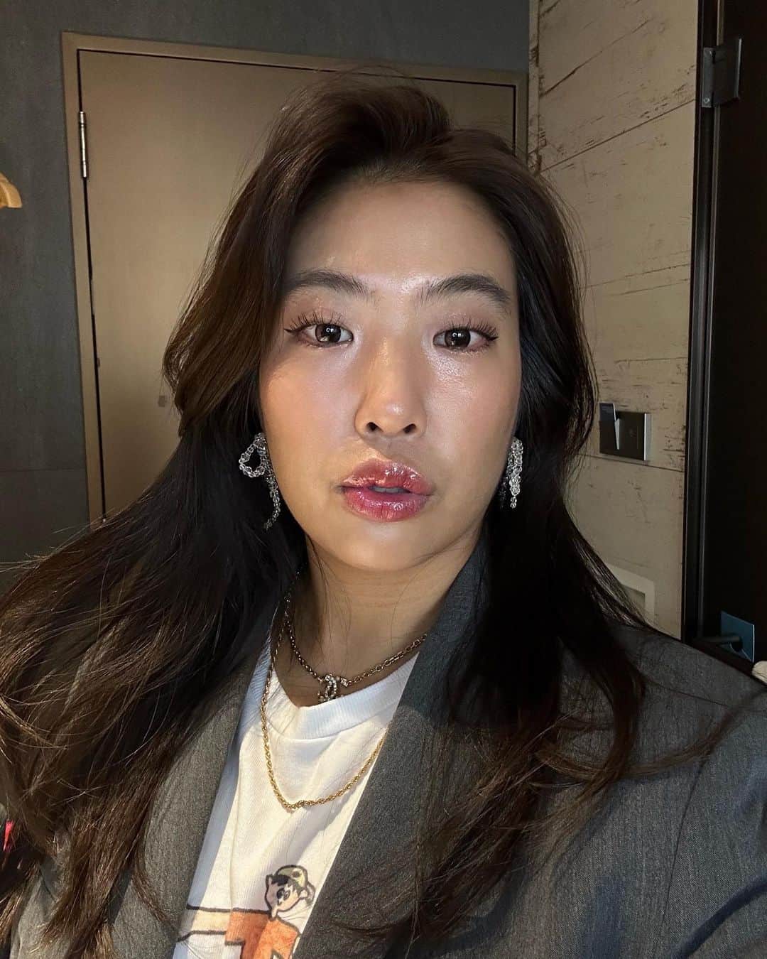 のインスタグラム：「購入した厳選カラコンのご紹介でございます。 先日韓国でハパクリスティンの路面店ができたと聞いたので覗きに行ってきました。お姉さん日本語全く通じないけど、丁寧に対応してくれたから4つも買ってしまった笑  日頃選ぶカラーやデザインも若き頃と違って、アイメイクもかなりシンプルになったので、グレーとかはもう似合わなくなってしまったな〜と思っているのだけど、代わりに薄めのピンク系なんかは抜け感が出て好きです。  あと、アシメントリーな柄は私ナチュラルに盛れると知りました。縁がキリッとしてるのも、逆に縁ゼロも蛇っぽくなるので苦手。  参考になれば嬉しい。  @hapakristin_jp」