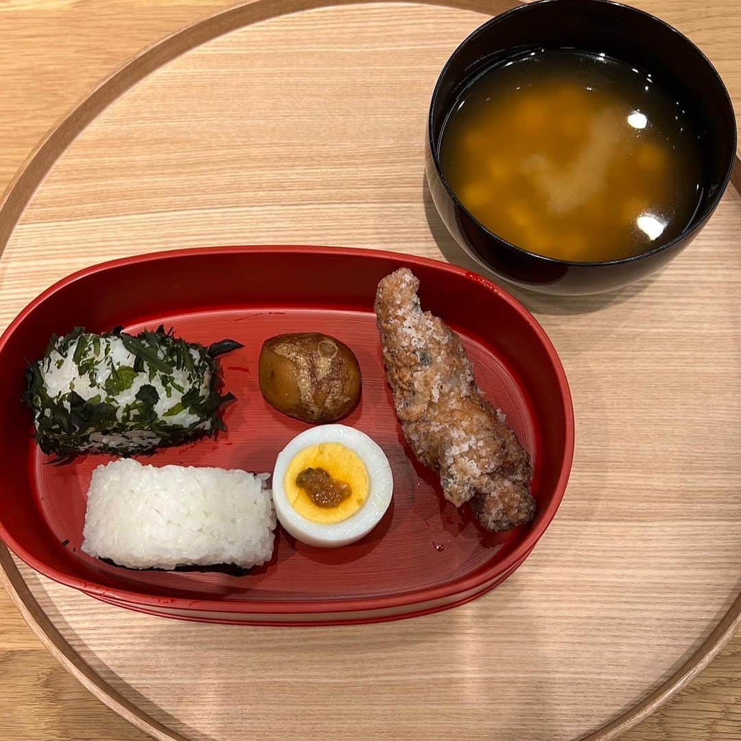 2nd編集部さんのインスタグラム写真 - (2nd編集部Instagram)「MATSUDA アイス！  今週はメガネの展示会シーズンで、色々回っておりました。なかでも特にインパクトが大きかったのはMATSUDAアイス！(食べ物かい) そして写真2枚目、福井県産の食材を使ったランチ！(また食べ物)  もちろんご飯を食べに来たわけではないので、美味しい食事を堪能した後に、マツダのメガネもしっかり試着させてもらいましたよ。マツダらしいクセありメガネも良かったのですが、僕の物欲アンテナにビンビン引っかかったのは、この多角形クリアフレーム×ピンクカラーレンズの組み合わせ。 掛けやすさとクセのバランスが個人的にちょうど良き。 ここ最近ずっと流行ってますが、カラーレンズ、まだまだ気になりますねー  ほかの展示会も含めて、気になるメガネがたくさんあって、金欠ながらいまだに3-4本くらい頭から離れない… メガネって本当に何本買っても物欲がおさまらん… (パピー高野)  #2ndmagazine #eyewear #matsudaeyewear #colorlens #sabae」10月13日 21時40分 - 2nd_magazine