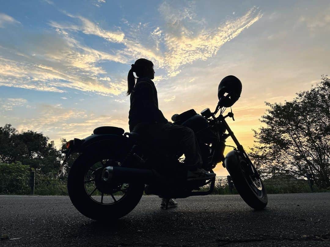 藤原あずさのインスタグラム：「. バイクで初高速🛣️🏍️✨ 風圧すごかった どっかのパーキングの豚汁美味！  ツーリングしやすい季節到来🍂  #レブル #レブル250  #レブル250sエディション  #reble #reble250  #与島 #与島パーキングエリア」