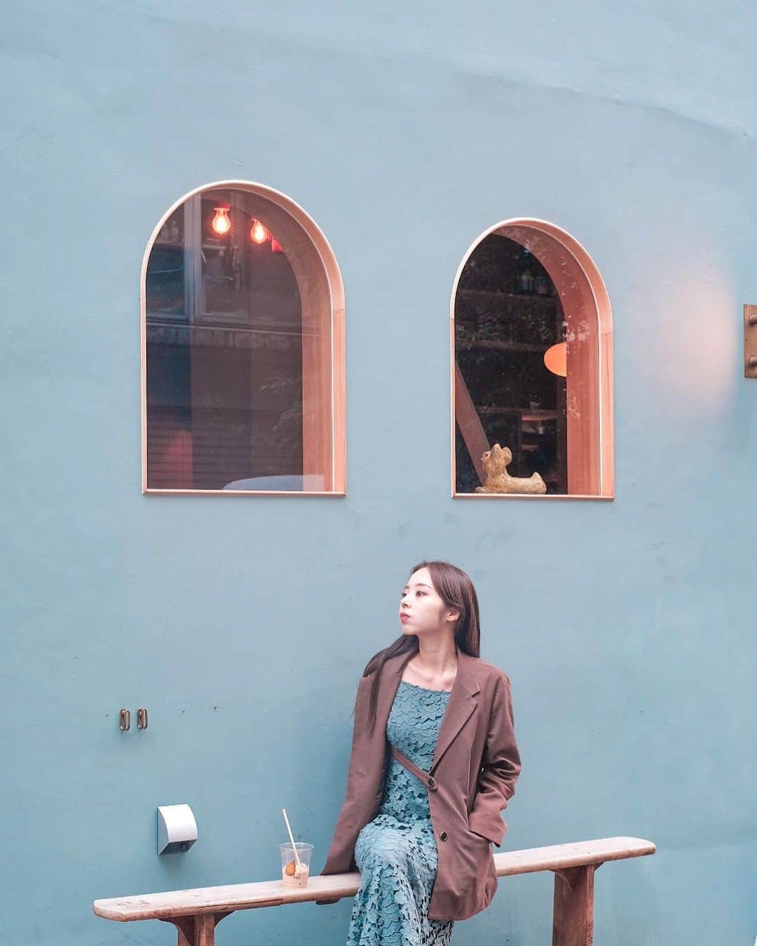 川村真洋のインスタグラム：「☕️🤎🩵  cafeと私の服装の色味が同じで.. ちょっと嬉しかった🤏ﾌﾌ」