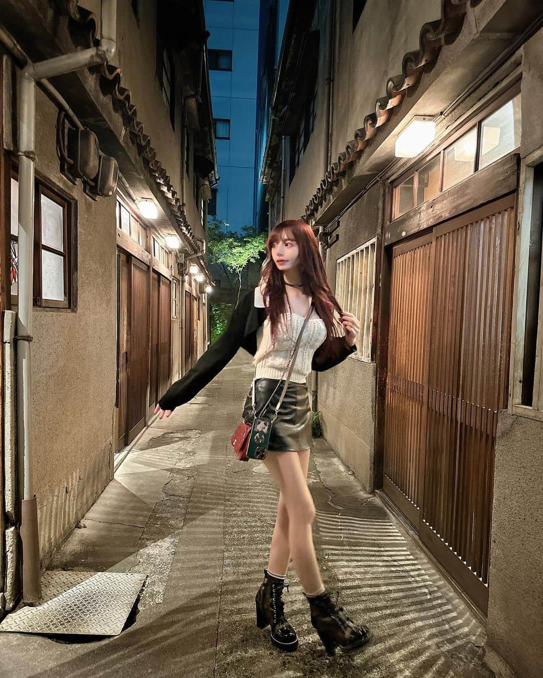 愛川みれいのインスタグラム：「🍂🍁🍂🍁🍂🍁  すっかり秋ですね🍠 なんだか勝手に切なくなってるけど 1番大好きな季節です🫶❤️  最近、イメチェンを試みて 昔みたいに派手な顔に戻そうとしたのね💄  そしたら、あら不思議👀‼️ 全然似合わない( ఠ͜ఠ )。わら  昔はあんなに派手なメイクでも 違和感なかったのに！！！  慣れと成長ってやつなのかな🌱 あとは流行りと自分の好みが変わったのもあるよね🤔💫  とにかく違和感すぎて3日で マツエクも髪色も変えたwww  それってお金も時間もかかるけど それよりも違和感を感じたまま 生きてる方が嫌だから🥺。  自分の成長と好みを再確認出来て また経験値上がりました❤️⇧  これからも自分史上最高に可愛いと思える 自分でいれるように美意識上げていきます💄✨  #美意識#美意識高い人と繋がりたい  #イメチェン#make#hair#愛川みれい」