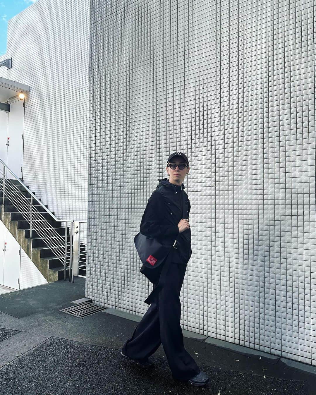 Roseのインスタグラム：「@mp_japan のバッグでシティー感とスタイルが出せるのが結構いい✌︎  カメラ入れたりチャリ乗るときも便利🖇️  #ManhattanPortage #マンハッタンポーテージ #PR」