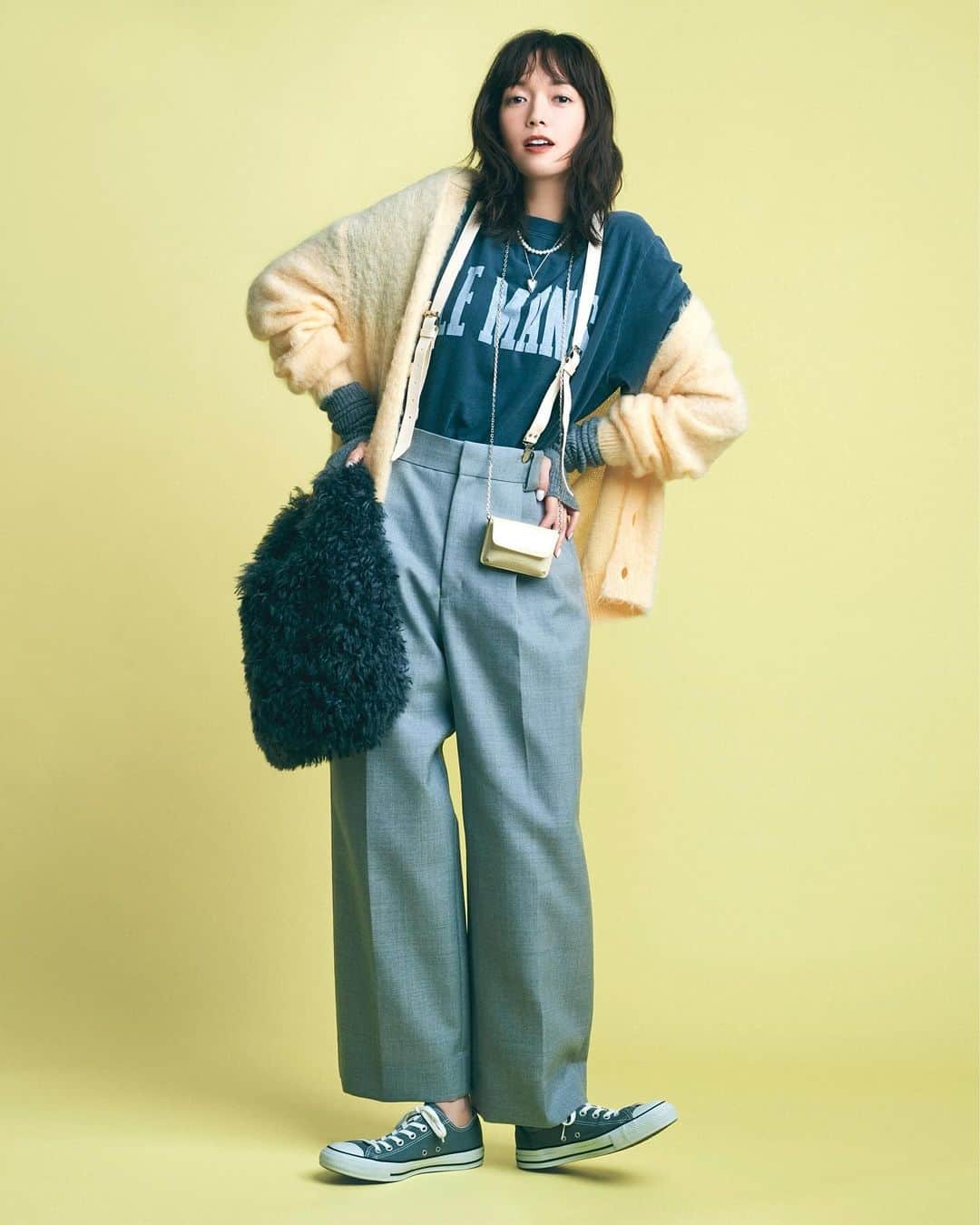 佐藤栞里のインスタグラム：「. LEE11月号が発売になりました🦭 お気に入りの写真がたくさんです🐘 とにもかくにもグレーのお洋服に 目が行く秋冬になりそうです🐨🤍」