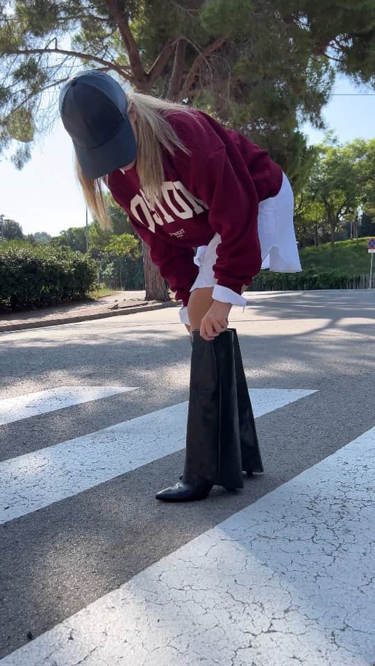 Stradivariusのインスタグラム：「This boots are made for walking. Which one will you choose for this weekend?   @martina.eichman  #stradilooks #stradivarius #boots #bootsforfall #bikerboots #viralboots #totaloutfit #lookoftheday」