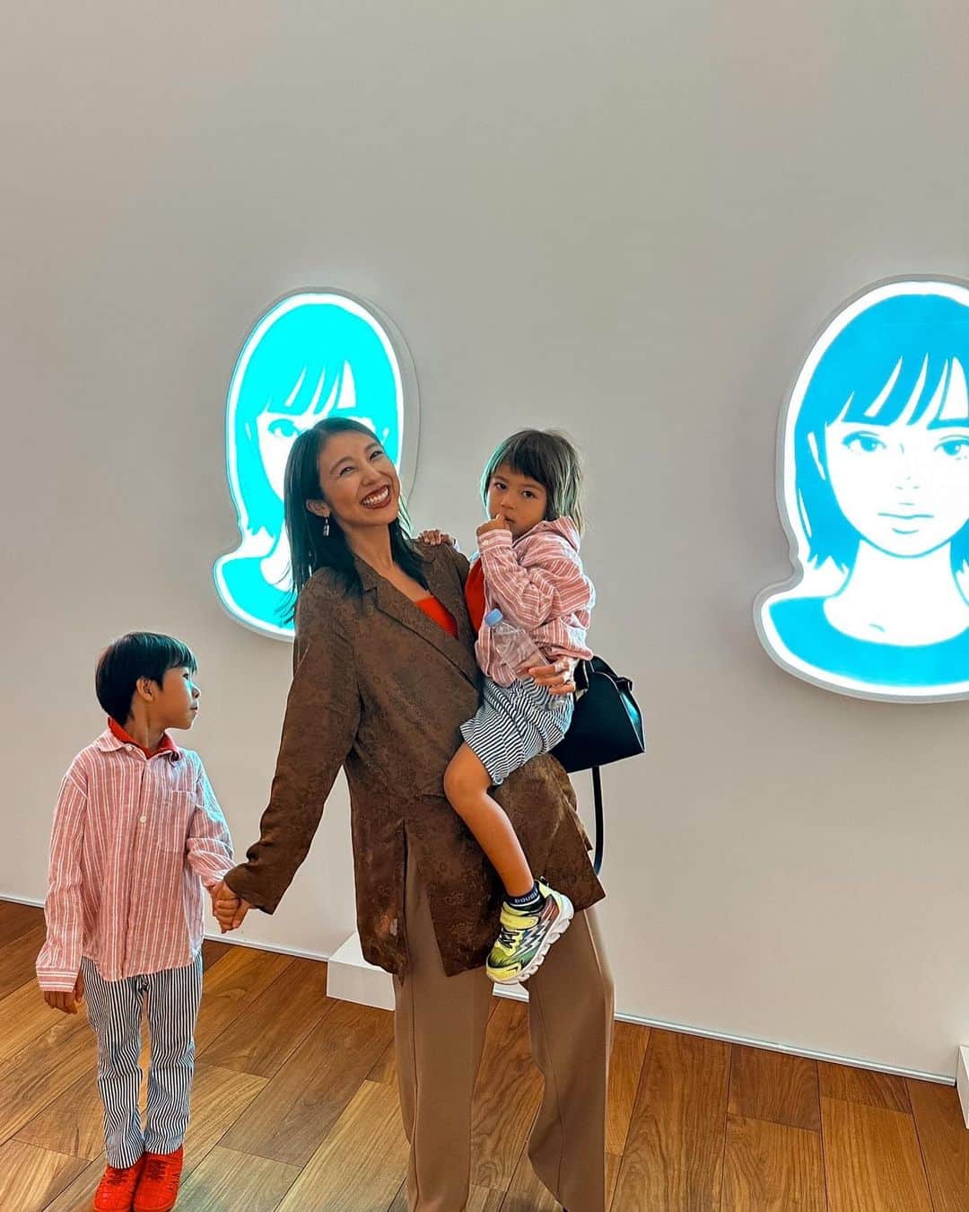 磯部映見のインスタグラム：「I've been able to visit a lot of exhibitions lately and finally, my two kids are (almost) old enough to appreciate the exhibition from modern to contemporary art.  I can't thank all you amazing artists enough for giving us the chance to engage with the artwork and have conversations with my children from both a child's and adult's perspective.  And a special thanks to my dear old friend @alisaueno for inviting me to the reception at @tandyprojects ❤️🩶  最近は(ギリギリ)子供達を連れて近代から現代まで鑑賞できるような子育てフェーズに。親子で一緒にみたものを更新。  ・KYNE展Reception  長男はグレーの作品がお気に入りで、次男はあの女の子は可愛くて優しいと思ったらしい。母は特大のシェイプドが、良かっなーなんてことを帰りの中華で3人で議論したので載せておく。お誘いありがとう！  台湾で鑑賞した　@t.maho_art さんの作品。どんな国でも貫いている。最高でした。  次男念願の恐竜博物館。  そして夏の自由研究は海辺の美術館で。住んでる環境に美術館がある贅沢。  他にもたくさん載せたいけれどまずは息子たちとの鑑賞記録を。 ❤️  #親子鑑賞日記」