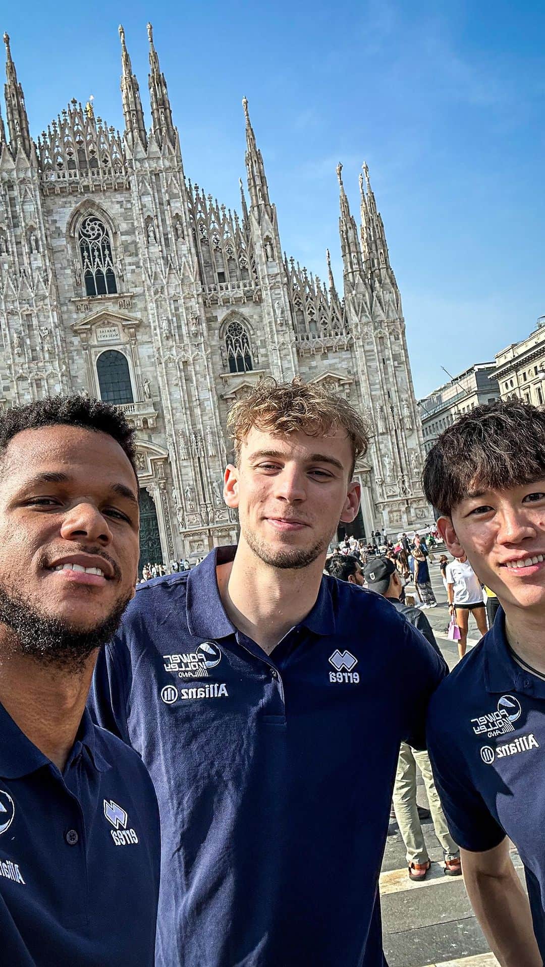 石川祐希のインスタグラム：「The boys are back in town 💥💥  Ci siamo! Vi aspettiamo in Piazza Duomo lunedì 16 ottobre 💪🏻  #OneMilano #AllianzMilano #ForzaMilano #Pallavolo #Volley #volleyball」