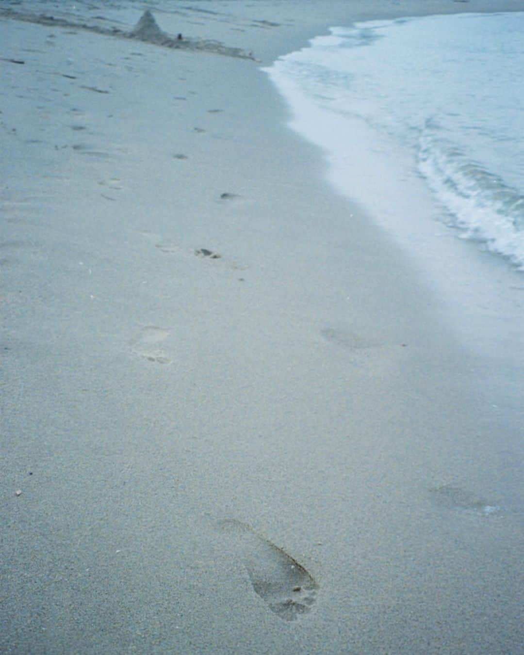 麻絵さんのインスタグラム写真 - (麻絵Instagram)「夢中で波と戯れている少年が凄く愛しく魅力的だった。あんな風に、無邪気で真っ直ぐでありたいなと思ったり。少年の足跡🦶🏻  #麻絵カメラ #フィルムカメラ」10月13日 21時49分 - asaesan