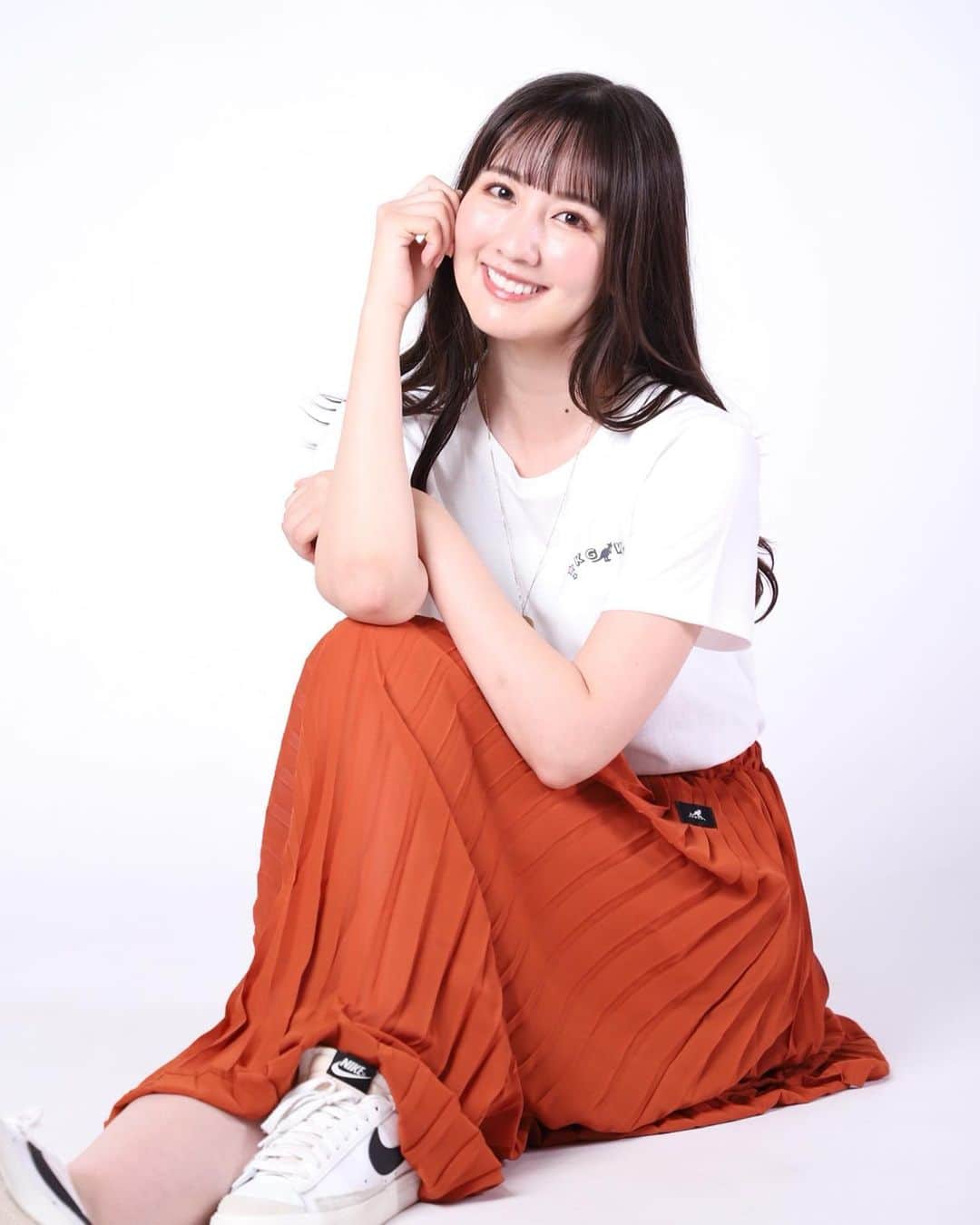 相場詩織のインスタグラム：「🦘❤️  KANGOL REWARDさんとの コラボアイテムの受注締め切りまで 残り僅かとなりました⚡️ (10月16日までで再販はありません⚠️)  Tシャツのデザインはしょしがりな秋田県民でも普段着として着やすいように正面はシンプルにして、ロンTやシャツにも合わせやすいようにしました☺️  背面は曇り空が多い秋田県に少しでも彩りを添えられるようにポップな配色にし遊び心のあるデザインにしました✨(あきたさけには2つの意味があることがすぐに分かったあなたは秋田県民👹)  世界的に有名なあのカンガルーマーク🦘と秋田のレアコラボ👹 もう2度とGET出来ないスペシャルコラボTシャツです！ カラー＆サイズ展開も豊富ですよ🫶  詳細＆購入はこちらから▶︎ https://kangolreward.jp/SHOP/KR23INF179.html  @kangol__reward」