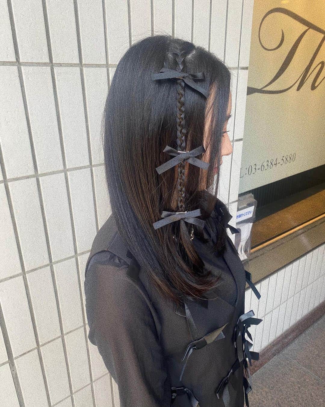 鈴木未夢のインスタグラム：「お久しぶりの美容院💇‍♀️行ったんだが、 本当にサラサラだし切ってもらうだけでこんなに違うのね！💇‍♀️🧖🏻‍♀️ @ushiama88 さんやっぱ強い💪笑 その後ヘアアレンジもやってくれて、、 美容院のあとヘアセット代プラスするとしてくれるらしい🙆‍♀️🌙 ライブ前にトリートメント(髪質改善のお店なので本当にサラサラになります)してサラサラにしてヘアアレンジして推しに会いに行けばよくない？って思い最高のプランじゃない？笑って1人でワクワクした笑😂❤️❤️❤️ ぜひ @this_omotesando へ💇‍♀️💇‍♀️💇‍♀️ ねえ、これもPRなの?笑 なんでもPRつけなきゃ行けないみたいな感じだからもう適当にPRって全部につけてみてるけど難しいぜ🤨笑#pr #お金とかもらってませんよ#美容院#ヘアアレンジ#表参道#髪質改善 探してる方ぜひ#推し活 してる方ぜひ#ヘアアレンジめっちゃ教えてくれた本当に優しいんです#美容師さん色んな人会ってきたけど1番優しい☝️#美容師さん苦手なんだよなって方もぜひ行ってみてほしい#リボン#リボンアレンジ #リボンヘア #韓国ヘア #韓国ファッション#ヘアアレンジ教えてくれる人いるか？優しすぎだろって今思ってる」
