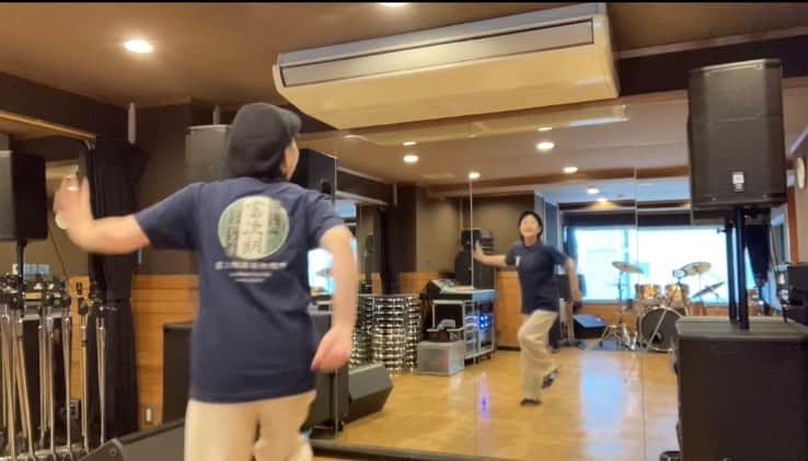 畑中葉子のインスタグラム：「今日の「八丈島からの手紙」振付動画で着ているTシャツは、八丈島の『むかしのとみじろう』Tシャツ♡  #むかしのとみじろう  #むかしの富次朗  #tシャツ  #八丈島  #八丈島樫立  #八丈島からの手紙  #畑中葉子 #loveletterfromhachijoiland  #hachijojima  #hachijoisland  #singer」