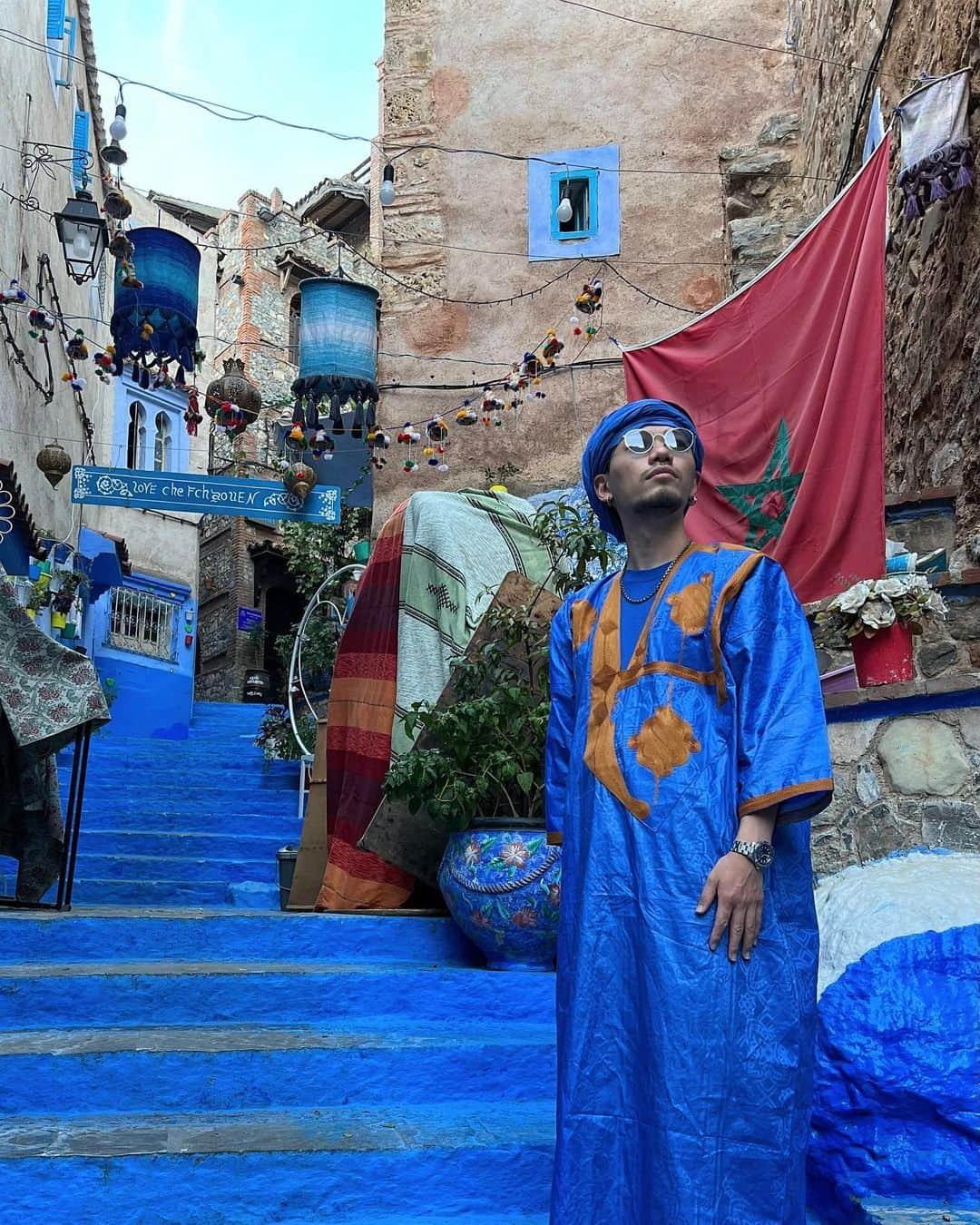 出井直助さんのインスタグラム写真 - (出井直助Instagram)「. 🇲🇦モロッコ旅行記・感想🇲🇦  夏季休暇頂きありがとうございました！ 昨日よりサロンワークに戻っておりますので、 引き続きよろしくお願い致します！  今回は改めて、モロッコ旅行で感じたことを 書かせて頂きたいと思います✍️  今回のモロッコで、 海外旅行は11ヶ国目でした。  今回モロッコにした理由は凄く単純で、 4〜5年くらい前に、何かの雑誌で【シャウエン】を見て、 青い街がすごく綺麗で、いつか行きたい！ と思ったからです。  そのシャウエンを含め、 実際にモロッコに行ってみた率直な感想は、 【凄くいい国だった】 【予想外なことが多かった】と感じました。  主に3つの場所に行ったのですが、  行くのが夢だった、 【シャウエン】はとても美しく、 街中が朝も夜も青一色で、街を散歩するだけで、 癒されるような空間でした🔵  世界遺産になっている【フェズ】は、 まさに迷宮といえるような街で、 モロッコの文化を感じることができたり、 様々な職人さんにで会うことができ、 たくさんの刺激をもらいました🏰  特に今回は衝撃だったのは、 【サハラ砂漠】でした🏜 砂漠のイメージは正直、 何もなく一面砂漠のような場所かと思っていたのですが、 予想とは大きく異なっていました。  様々な野菜が栽培されている畑があったり、 オシャレなキャンプエリアがあったり、 プールがあるホテルがあったり、  何もないどころか、凄く楽しい場所でした。 モロッコの一番の観光地はサハラ砂漠だったと 今では思っています！  現地の方に聞いたところ10年くらい前から モロッコは国として、かなり発展し始めたらしいです。  治安のあまり良くない地域の整備や、 砂漠の発展に力を入れ、  今ではとても治安も良く、観光スポットも多く、 本当に素晴らしい経験のできる国でした！  これだから海外旅行はやめられません。  海外に行くことで、 自分の知らない世界を感じることで、 人間としての幅が広がり成長に繋がると思っているので、 これからも様々な国にチャレンジしていきたいと思います。  この経験を胸に、美容師としても、 より一層進化していきたいと思いますので、 これからも何卒よろしくお願い致します！！！  OCEANTOKYO WEST出井直助 #モロッコ #サハラ砂漠 #シャウエン #フェズ #海外旅行 #ヴィヴァン #vivant  #morocco #moroccotravel #fez #saharadesert #desert #camel #camelride #chefchaouen #chaouen #bluecity」10月13日 21時41分 - ocean_naosuke