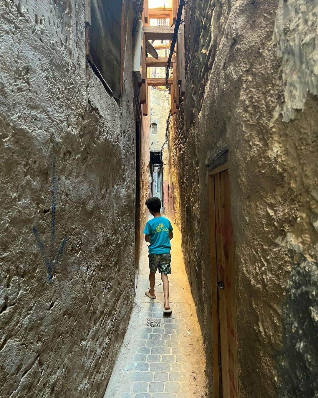 出井直助さんのインスタグラム写真 - (出井直助Instagram)「. 🇲🇦モロッコ旅行記・感想🇲🇦  夏季休暇頂きありがとうございました！ 昨日よりサロンワークに戻っておりますので、 引き続きよろしくお願い致します！  今回は改めて、モロッコ旅行で感じたことを 書かせて頂きたいと思います✍️  今回のモロッコで、 海外旅行は11ヶ国目でした。  今回モロッコにした理由は凄く単純で、 4〜5年くらい前に、何かの雑誌で【シャウエン】を見て、 青い街がすごく綺麗で、いつか行きたい！ と思ったからです。  そのシャウエンを含め、 実際にモロッコに行ってみた率直な感想は、 【凄くいい国だった】 【予想外なことが多かった】と感じました。  主に3つの場所に行ったのですが、  行くのが夢だった、 【シャウエン】はとても美しく、 街中が朝も夜も青一色で、街を散歩するだけで、 癒されるような空間でした🔵  世界遺産になっている【フェズ】は、 まさに迷宮といえるような街で、 モロッコの文化を感じることができたり、 様々な職人さんにで会うことができ、 たくさんの刺激をもらいました🏰  特に今回は衝撃だったのは、 【サハラ砂漠】でした🏜 砂漠のイメージは正直、 何もなく一面砂漠のような場所かと思っていたのですが、 予想とは大きく異なっていました。  様々な野菜が栽培されている畑があったり、 オシャレなキャンプエリアがあったり、 プールがあるホテルがあったり、  何もないどころか、凄く楽しい場所でした。 モロッコの一番の観光地はサハラ砂漠だったと 今では思っています！  現地の方に聞いたところ10年くらい前から モロッコは国として、かなり発展し始めたらしいです。  治安のあまり良くない地域の整備や、 砂漠の発展に力を入れ、  今ではとても治安も良く、観光スポットも多く、 本当に素晴らしい経験のできる国でした！  これだから海外旅行はやめられません。  海外に行くことで、 自分の知らない世界を感じることで、 人間としての幅が広がり成長に繋がると思っているので、 これからも様々な国にチャレンジしていきたいと思います。  この経験を胸に、美容師としても、 より一層進化していきたいと思いますので、 これからも何卒よろしくお願い致します！！！  OCEANTOKYO WEST出井直助 #モロッコ #サハラ砂漠 #シャウエン #フェズ #海外旅行 #ヴィヴァン #vivant  #morocco #moroccotravel #fez #saharadesert #desert #camel #camelride #chefchaouen #chaouen #bluecity」10月13日 21時41分 - ocean_naosuke