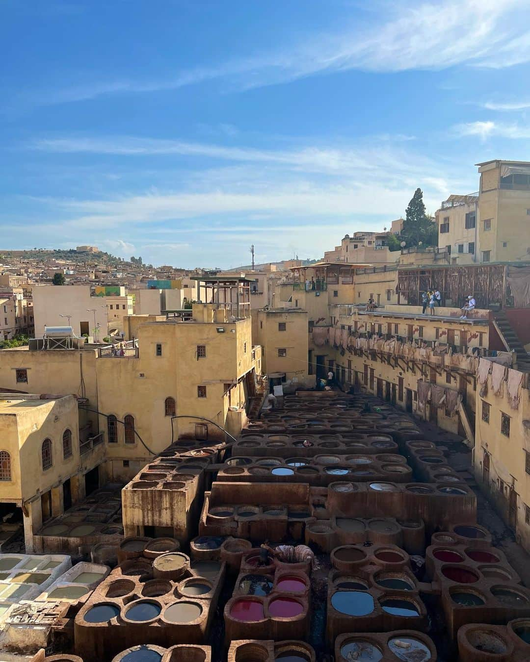 出井直助さんのインスタグラム写真 - (出井直助Instagram)「. 🇲🇦モロッコ旅行記・感想🇲🇦  夏季休暇頂きありがとうございました！ 昨日よりサロンワークに戻っておりますので、 引き続きよろしくお願い致します！  今回は改めて、モロッコ旅行で感じたことを 書かせて頂きたいと思います✍️  今回のモロッコで、 海外旅行は11ヶ国目でした。  今回モロッコにした理由は凄く単純で、 4〜5年くらい前に、何かの雑誌で【シャウエン】を見て、 青い街がすごく綺麗で、いつか行きたい！ と思ったからです。  そのシャウエンを含め、 実際にモロッコに行ってみた率直な感想は、 【凄くいい国だった】 【予想外なことが多かった】と感じました。  主に3つの場所に行ったのですが、  行くのが夢だった、 【シャウエン】はとても美しく、 街中が朝も夜も青一色で、街を散歩するだけで、 癒されるような空間でした🔵  世界遺産になっている【フェズ】は、 まさに迷宮といえるような街で、 モロッコの文化を感じることができたり、 様々な職人さんにで会うことができ、 たくさんの刺激をもらいました🏰  特に今回は衝撃だったのは、 【サハラ砂漠】でした🏜 砂漠のイメージは正直、 何もなく一面砂漠のような場所かと思っていたのですが、 予想とは大きく異なっていました。  様々な野菜が栽培されている畑があったり、 オシャレなキャンプエリアがあったり、 プールがあるホテルがあったり、  何もないどころか、凄く楽しい場所でした。 モロッコの一番の観光地はサハラ砂漠だったと 今では思っています！  現地の方に聞いたところ10年くらい前から モロッコは国として、かなり発展し始めたらしいです。  治安のあまり良くない地域の整備や、 砂漠の発展に力を入れ、  今ではとても治安も良く、観光スポットも多く、 本当に素晴らしい経験のできる国でした！  これだから海外旅行はやめられません。  海外に行くことで、 自分の知らない世界を感じることで、 人間としての幅が広がり成長に繋がると思っているので、 これからも様々な国にチャレンジしていきたいと思います。  この経験を胸に、美容師としても、 より一層進化していきたいと思いますので、 これからも何卒よろしくお願い致します！！！  OCEANTOKYO WEST出井直助 #モロッコ #サハラ砂漠 #シャウエン #フェズ #海外旅行 #ヴィヴァン #vivant  #morocco #moroccotravel #fez #saharadesert #desert #camel #camelride #chefchaouen #chaouen #bluecity」10月13日 21時41分 - ocean_naosuke