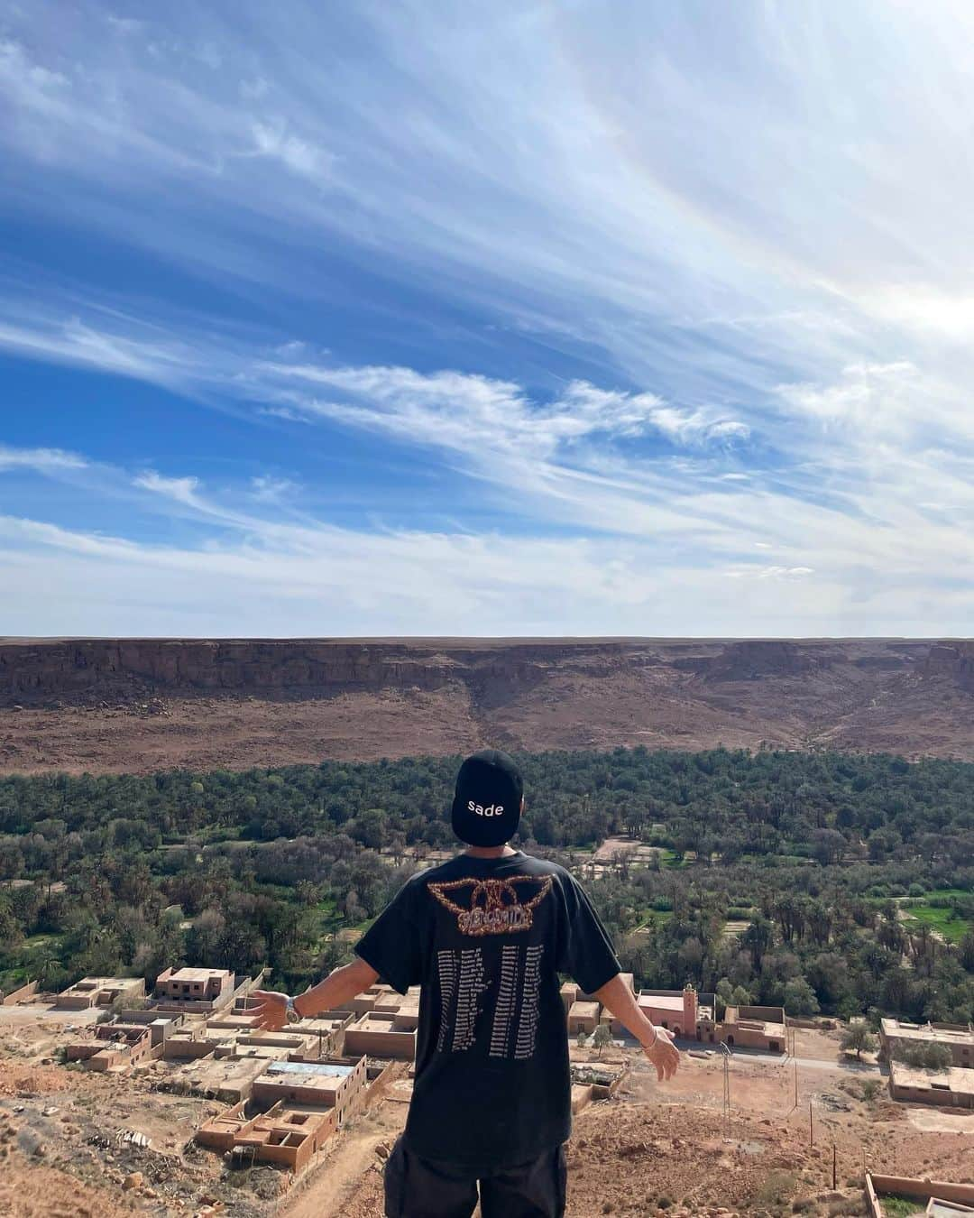 出井直助のインスタグラム：「. 🇲🇦モロッコ旅行記・感想🇲🇦  夏季休暇頂きありがとうございました！ 昨日よりサロンワークに戻っておりますので、 引き続きよろしくお願い致します！  今回は改めて、モロッコ旅行で感じたことを 書かせて頂きたいと思います✍️  今回のモロッコで、 海外旅行は11ヶ国目でした。  今回モロッコにした理由は凄く単純で、 4〜5年くらい前に、何かの雑誌で【シャウエン】を見て、 青い街がすごく綺麗で、いつか行きたい！ と思ったからです。  そのシャウエンを含め、 実際にモロッコに行ってみた率直な感想は、 【凄くいい国だった】 【予想外なことが多かった】と感じました。  主に3つの場所に行ったのですが、  行くのが夢だった、 【シャウエン】はとても美しく、 街中が朝も夜も青一色で、街を散歩するだけで、 癒されるような空間でした🔵  世界遺産になっている【フェズ】は、 まさに迷宮といえるような街で、 モロッコの文化を感じることができたり、 様々な職人さんにで会うことができ、 たくさんの刺激をもらいました🏰  特に今回は衝撃だったのは、 【サハラ砂漠】でした🏜 砂漠のイメージは正直、 何もなく一面砂漠のような場所かと思っていたのですが、 予想とは大きく異なっていました。  様々な野菜が栽培されている畑があったり、 オシャレなキャンプエリアがあったり、 プールがあるホテルがあったり、  何もないどころか、凄く楽しい場所でした。 モロッコの一番の観光地はサハラ砂漠だったと 今では思っています！  現地の方に聞いたところ10年くらい前から モロッコは国として、かなり発展し始めたらしいです。  治安のあまり良くない地域の整備や、 砂漠の発展に力を入れ、  今ではとても治安も良く、観光スポットも多く、 本当に素晴らしい経験のできる国でした！  これだから海外旅行はやめられません。  海外に行くことで、 自分の知らない世界を感じることで、 人間としての幅が広がり成長に繋がると思っているので、 これからも様々な国にチャレンジしていきたいと思います。  この経験を胸に、美容師としても、 より一層進化していきたいと思いますので、 これからも何卒よろしくお願い致します！！！  OCEANTOKYO WEST出井直助 #モロッコ #サハラ砂漠 #シャウエン #フェズ #海外旅行 #ヴィヴァン #vivant  #morocco #moroccotravel #fez #saharadesert #desert #camel #camelride #chefchaouen #chaouen #bluecity」