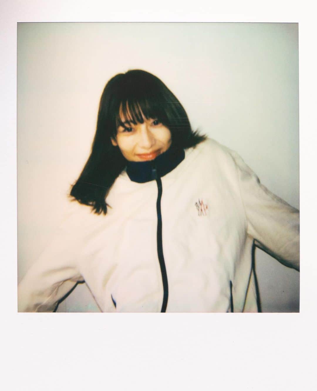仁科かりんのインスタグラム：「. 楽しい人たちとの撮影( ◠‿◠ )  📸　(@___ksgw___ ) 💄　(@yuki_h_hairmake )  #polaroid  #portrait  #portraitphotography  #film  #filmphotography」