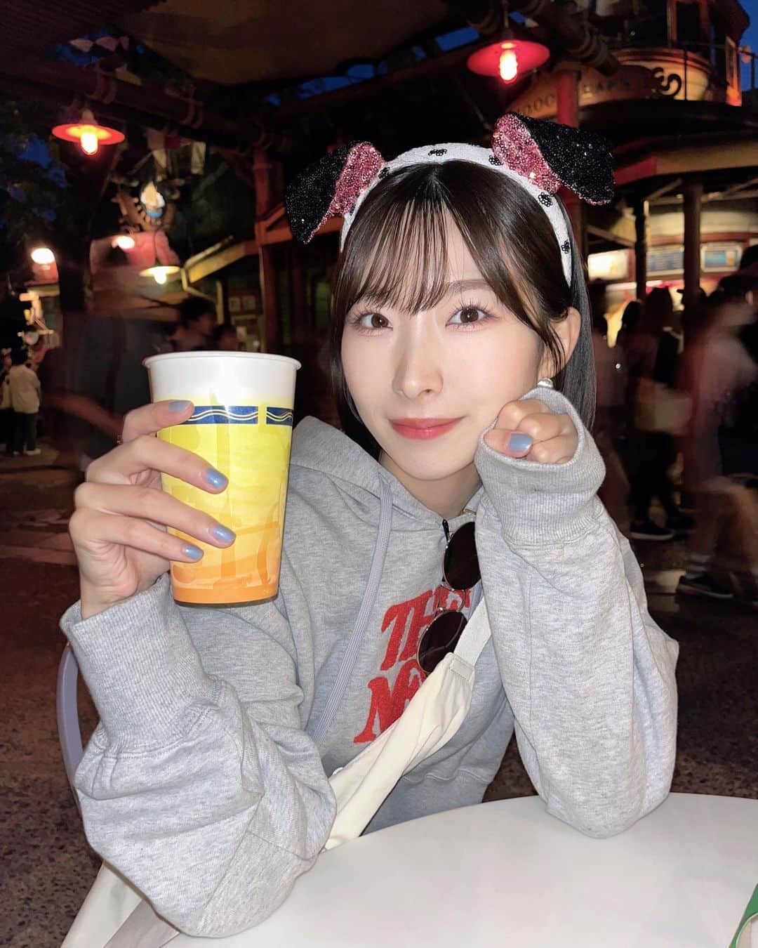 岩佐美咲のインスタグラム：「久々インパ！　　　　　　　　　　　　　 次はクリスマスディズニーかな😌　　　　　　 ビールでさえ夢の国価格だが、それでも飲む🍻　　　　　　　　　　　　　　　 　　　　　　　　　　　　　　　　　　　　 #ディズニー #ディズニーランド #夢の国 #ビール #ディズニーコーデ #パーカー #秋服 #私服 #コーデ #リリーブラウン #disney #disneyland #ootd #lilybrown」