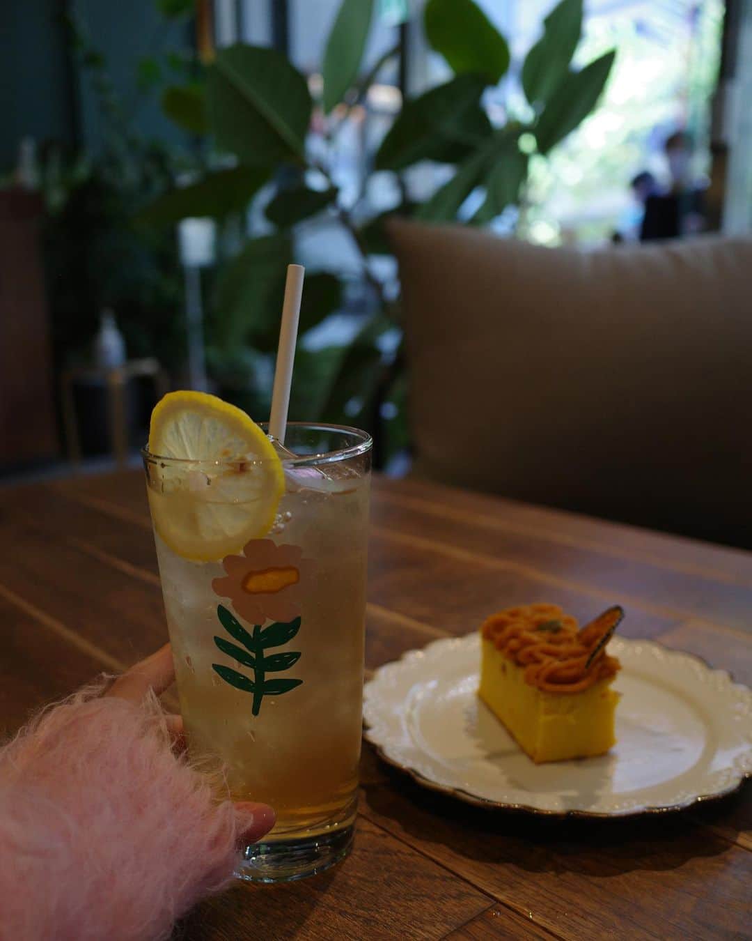 前田希美（まえのん）さんのインスタグラム写真 - (前田希美（まえのん）Instagram)「ぷらっと通りかかって、 たまたま見かけたおしゃれカフェ。 @t4.kitchen ‪‪❤︎‬  久しぶりにときめきカフェでした。 渋谷にあるので是非行ってみてください🌙  期間限定のかぼちゃのケーキが 美味しすぎました…🎃  そんな今日の私服は、 月曜日発売のN WITH.のデニムスカートを合わせてみました‪‪❤︎‬  このカラーもお気に入り。   #のんカフェ巡り #cafe #渋谷カフェ  #cafe #shibuyacafe #t4kitchen」10月13日 21時44分 - maeda_nozomi
