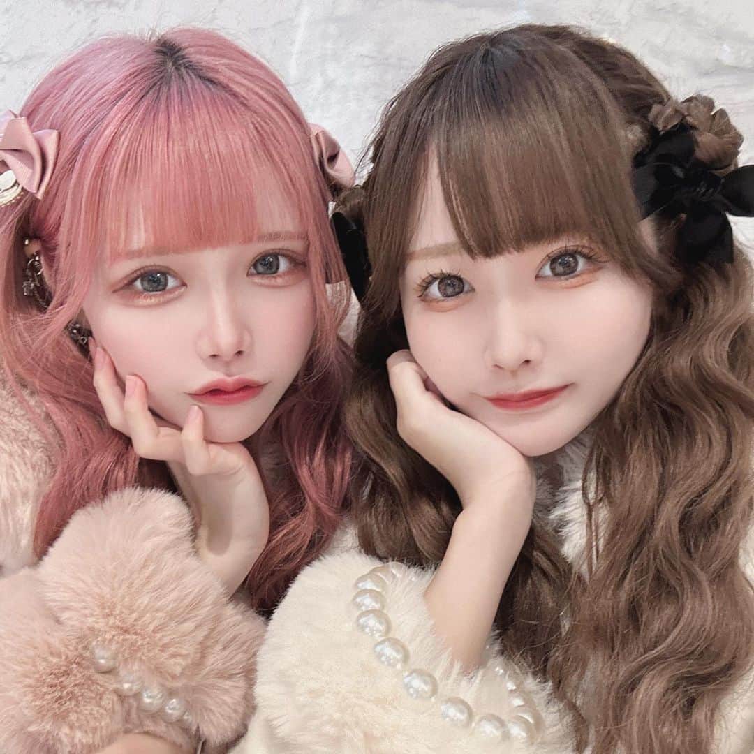 のインスタグラム：「🎀🩷👚🫶🏻 ⁡ ⁡ この前　@marsofficialjapan  さんの展示会にお邪魔しました〜🎶 冬服めっちゃ可愛い早く冬になって🥹 ⁡ みんなに会えてニコニコだねぇ₍ᐢ.ˬ.ᐡ₎ ⁡ ⁡ #MARS#pink#fashion#winter#winterfashion#量産型コーデ#量産型ヲタク#量産型女子#マーズ#冬服#ピンクカラー#もこもこ#さきぴょん#ピンクコーデ」