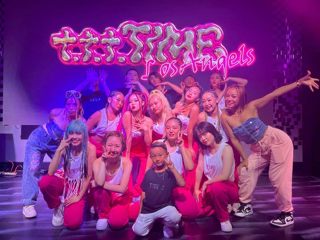 Nazukiさんのインスタグラム写真 - (NazukiInstagram)「🇺🇸LAダンスツアー🇺🇸 2023.10/5〜10/10  最高のツアーになりました‼️ #produce @nazuki_08  @sakura_da_patra   初日からLAスタジオで、イベントに向けてのリハーサル‼️ みんな初めましてなのに、チームワークがgood👌👍  着いた日から6時間リハーサル🔥 2日目も4時間リハーサル🔥 3日目はイベント出演🔥  そして、ダンスMV撮影に🎥 アーティストMV出演撮影🎥 と、 かなり濃いスケジュールのツアーでした‼️  今回のツアーの目玉は、LAでのイベントでした✨⭐️  レッスンに観光のツアーはあるけど、LAで本番ができるなんてなかなかないと思うから、 すごく貴重な経験になったと思います💛  現地の日本人ダンサーも出演したりと、交流や出会いもたくさんあって、毎日刺激的でした💗  みんなからのサプライズ誕生日も嬉しかったし、ほんとfamilyみたいに過ごせました💛  参加してくれたみんなほんとにありがとう‼️‼️💗  少しずつ投稿していきます👍  #nazuki #nazuki塾 #la #japan #tokyo #dance #dancer #dancetour #america #ladancers #ladance #dancevideo #dancdmv #coreography  #shooting  #ダンサー　#ダンスツアー #ダンス　#ダンスビデオ　#ダンス撮影」10月13日 21時46分 - nazuki_08