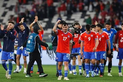 ガリー・メデルさんのインスタグラム写真 - (ガリー・メデルInstagram)「Todos juntos 🇨🇱💪🏼❤️⚽️🙏🏼  #seleccionchilena  #GM17 #chilevsperu」10月13日 21時47分 - gary_medel17