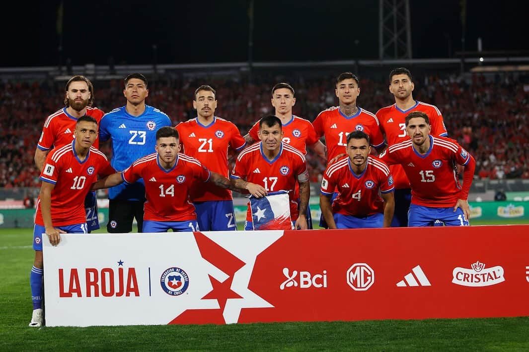 ガリー・メデルのインスタグラム：「Todos juntos 🇨🇱💪🏼❤️⚽️🙏🏼  #seleccionchilena  #GM17 #chilevsperu」