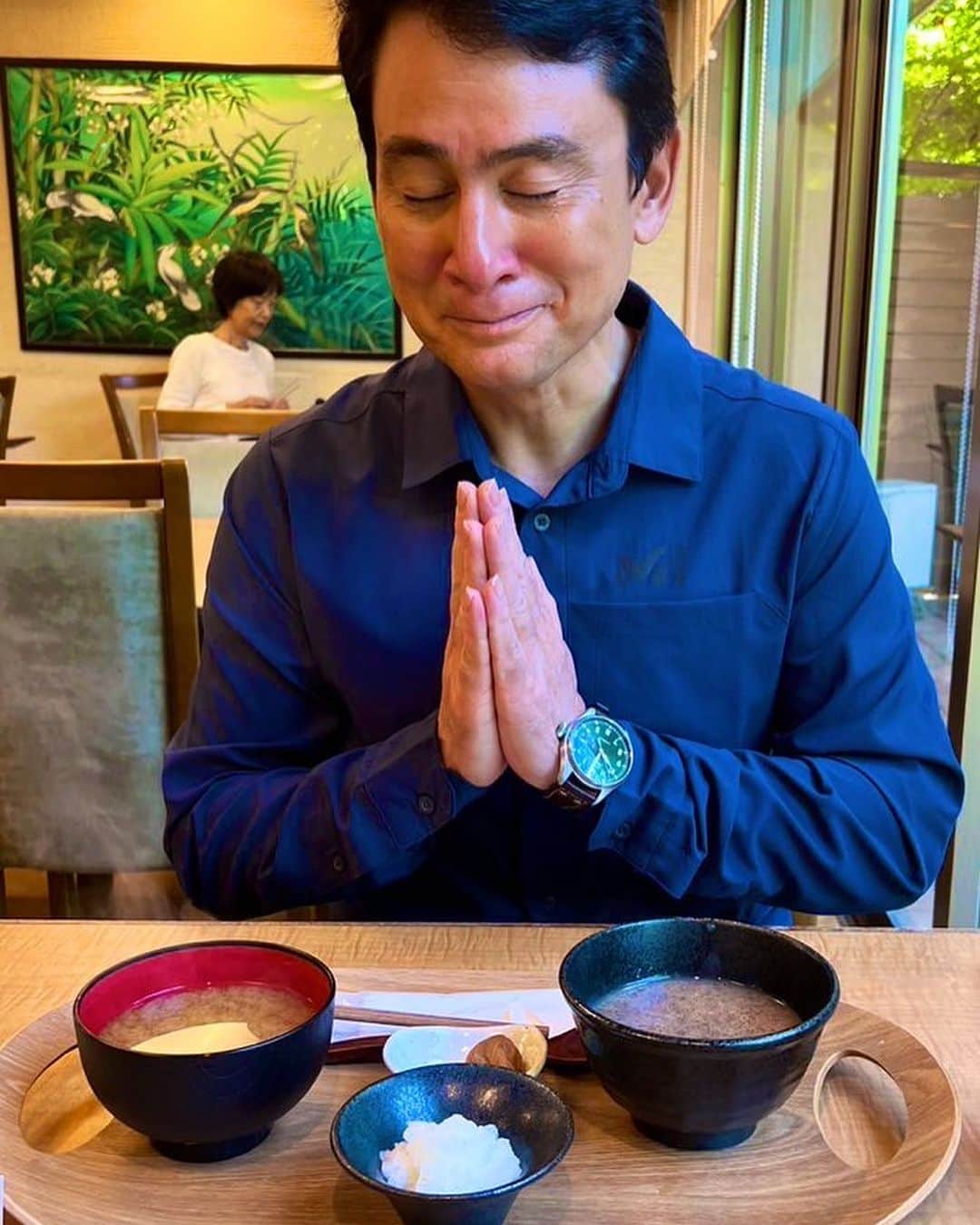 野口健さんのインスタグラム写真 - (野口健Instagram)「今回は5日間かな、伊東市の山中にあるヒポクラティックサナトリウムさんにて断食。ヒマラヤから帰国し、しばらく話をするとコンコンと咳がでましたが、断食期間中に完全にコンコンなくなりました。  やっぱり、僕にとって体調を整えるには断食がいいですね。  今回も藤岡さんが大阪からやってきて、横でずっと喋りっぱなし。お陰で僕が喋らずに済んだので、咳の回復が早かったのかも(^^)  明日から岩手、東京、大阪と3日間、トーク行脚。ヒポクラさんのある伊豆から東京駅へ。今夜は盛岡までやってきました。明日はレンタカーで移動。とにかくたっぷりと休んだので明日から頑張ろう！！！  #ヒポクラティックサナトリウム #野口健」10月13日 21時48分 - noguchiken8848