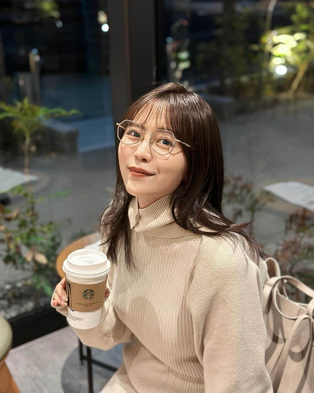 のインスタグラム：「ラジオの帰り道に、ホッ☕️  金沢はもこもこパジャマでいいくらいの涼しさに😳  母校が同じななちゃんとお仕事で再開できて嬉しかったなぁ♡  明日の「いしかわ百万石文化祭2023」オープニングイベントでは田中美里さんとお話しさせていただきます👘  スタバもハロウィン仕様になって可愛かったなぁ〜 仮装するなら何しよう🪄🪄」