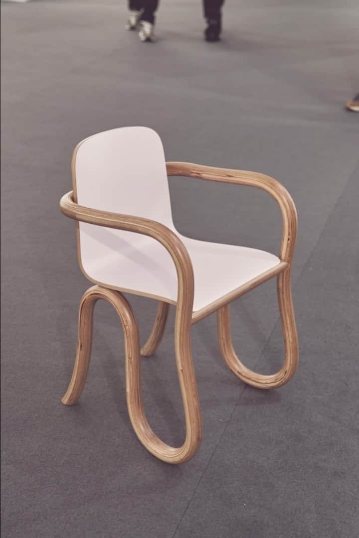 エルエヌシーシーのインスタグラム：「Musical chairs at Frieze? What song we playing?  Photos by @benoliel」