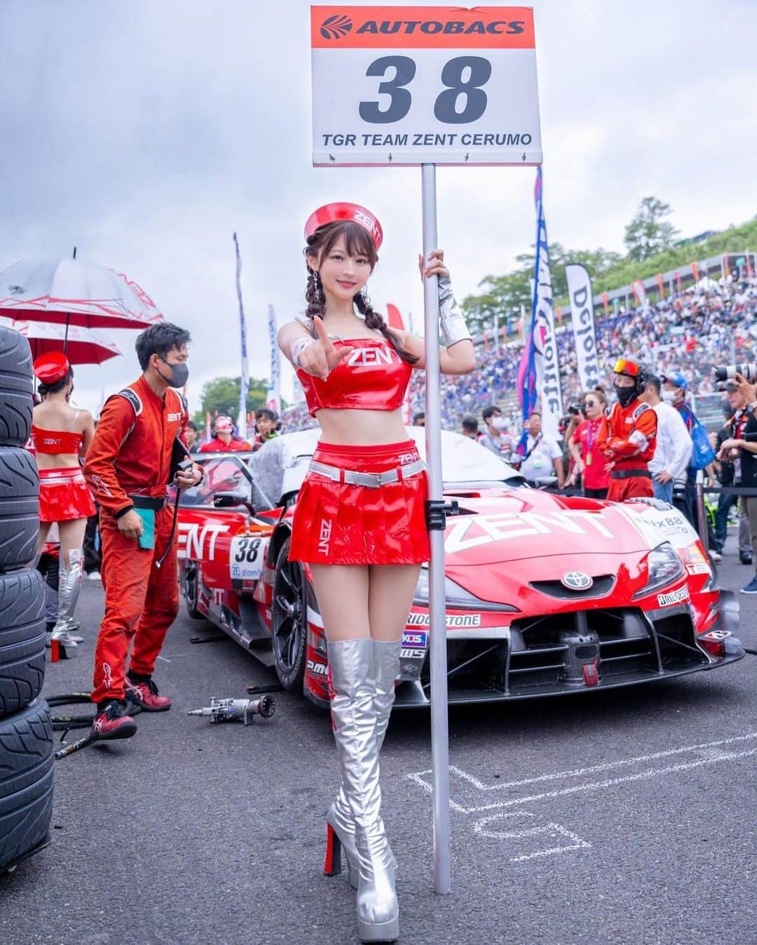 佐々木美乃里のインスタグラム：「‪‪ꪔ̤̫‬‬‪⚐︎⸝⸝‪⸝  明日、明後日はSUPER GT Rd.7 オートポリス🏁  今シーズンも残り2戦！ 最後まで一緒に38号車ZENT CERUMOの応援 よろしくお願い致します👊🏻❤️‍🔥  写真は前戦のSUGOの時の😊 初グリッドボード担当できて嬉しかったな🪧✨   #zent  #zentsweeties  #zentsweeties2023  #zentcerumo  #supergt  #sgt  #モータースポーツ  #レースクイーン  #サーキット #sugo  #オートポリス」