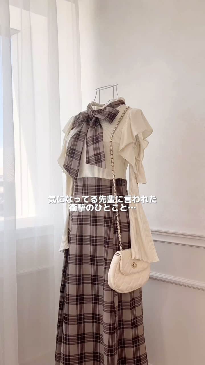 apres jour(アプレジュール) のインスタグラム：「【new arrival🎀】発売中！ ⁡ 大人気だったボウタイのワンピースが 秋冬仕様になりました🍂 長袖のフレアスリーブで腕を細く長く♡ リボンは取り外しできるのでウエストに巻いても◎ アレンジを楽しめるアイテムです🎶 ⁡ チェック柄や花柄の色合いがシーズンムードを 高めてくれます❤︎ ⁡ ⁡ #ボウタイドッキングワンピース 商品番号🔎985149 サイズ…F/XL ￥5,595(taxin) ⁡ ⁡ #中綿ショートジャケット 商品番号🔎980797 サイズ…F/XL ￥5,995(taxin) ⁡ ⁡ ⁡ こちらの画像はインスタ用に加工しておりますので、カラーの雰囲気が実際の商品と異なる場合がございます。 商品ページにてカラーのご確認をお願い致します。 ⁡ #ZOZOでしか買えない #アプレジュール #アプレ部」