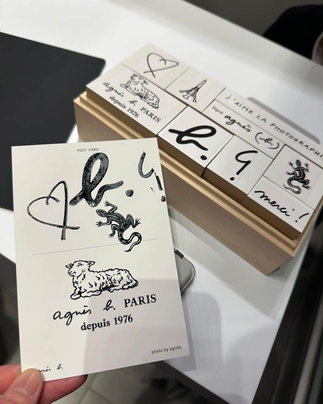SHOKOさんのインスタグラム写真 - (SHOKOInstagram)「アニエスベーが日本上陸40年🇫🇷 明日から代官山T-siteにて大きな展示が始まります。今夜はオープニングレセプションへ。  『アニエスべーを巡る』と称した展覧会は、パリの1号店の再現とパリの街並みを新しい形で体感できる没入型ARスペースで、iPhone画面を見ながら不思議な体験をしつつ、デザイナーのアニエスがこれまで撮影してきた写真や転写プリントの服の展示など、遊び心と驚きの詰まった空間。  私も今夜は、本展のコンセプトに合わせてアーカイヴ・コレクションから、エッフェル塔の転写プリントのドレスを着てお祝いへ🥂🇫🇷  パリの本社に行く度、フランス人スタッフが着ているのを見ていた超ビッグサイズのカーディガンプレッションを初めて着てみたり、ケータリングがシェフの丸山ちひろ君監修だったり、ダンサーのアオイヤマダさんに会ったり、ローラン社長や、昔から長いお付き合いのアニエスべースタッフの皆との再会も、楽しいひとときでした✨  展示は10/22まで。ぜひお出かけください！  【 Signé agnès (b.) 「アニエスべーを巡る」展】   10月14日（土）より 東京・代官山T-SITE GARDEN GALLERYにて Signé agnès (b.) シニエ・アニエス（べー）  @agnesb_officiel」10月13日 21時50分 - shoko_london