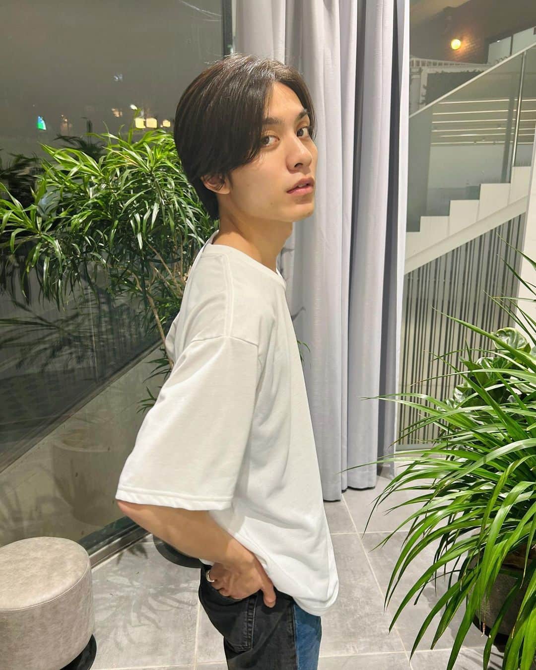 吉田知央のインスタグラム：「髪がもさかったのでたいきくんが新しい働くお店で切って頂きました〜〜 ありがとうございました〜〜  （ @taikinbo ）」