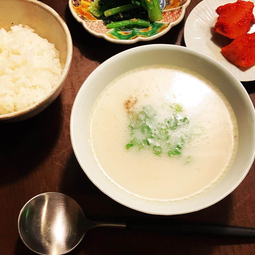 志摩有子のインスタグラム：「ソルロンタン作ったから取りに来て！と韓国料理の師匠　@spikeandlove より連絡をもらい、いそいそと向かう。雪濃湯の名前通りの雪のように真っ白なまろやかででコクのある牛骨のスープ。欠かせないカクテキももちろん手作り。このセットをメインに、小松菜のナムルと豚キムチを追加。豚肉だけじゃなくて、厚揚げも加えるのが我が家流。じんわり沁み入るスープを堪能。  #ソルロンタン #ソルロンタン定食 #雪濃湯 #お家で韓国気分」