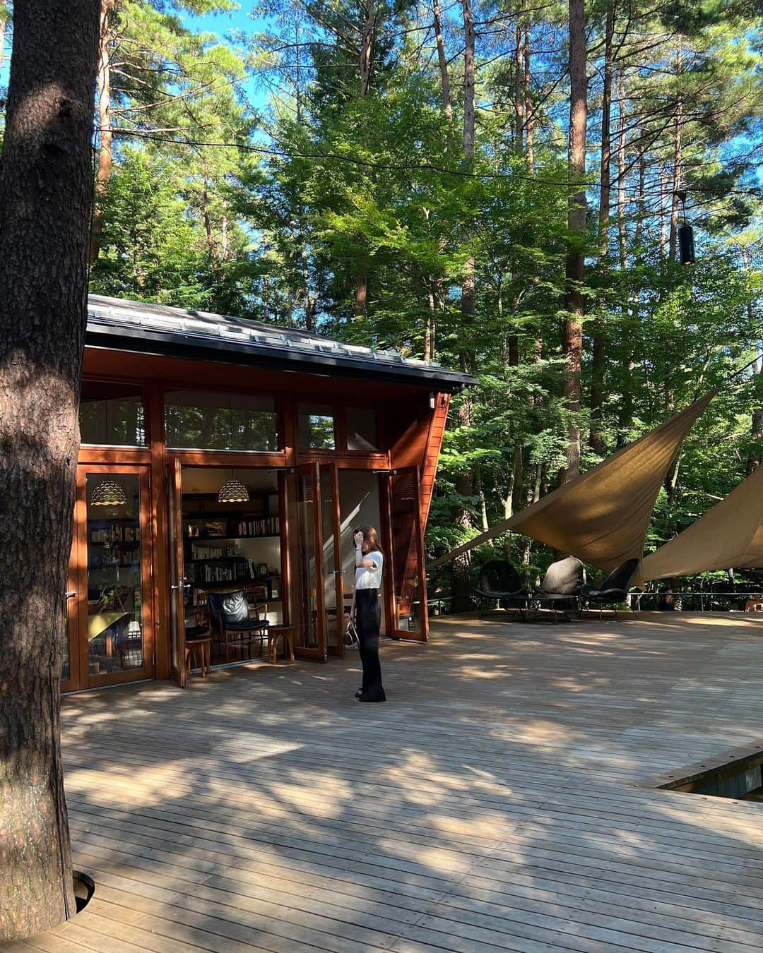 endoyukako さんのインスタグラム写真 - (endoyukako Instagram)「#おすすめ宿シリーズ 河口湖 #星のや富士 @hoshinoya.official  . . もーーー全部が美しくて最高の宿。 リッチなグランピングが楽しめる   #星のや富士 へ！ 自分で写真振り返って眺めるだけでも うっとりしちゃうね🌳🍃 . 都内から90分、 河口湖にある星のや富士は 日本で初めての グランピング施設だそうです。 元々キャンプ場だったひろーい空間が グランピング施設になっていて 森と山と湖に囲まれた景色が素晴らしく、 自然いっぱいで癒されて ほんとにほんとに最高でした。 リールものせたけど 写真も綺麗ですよね😰🩷 . アクティビティも豊富で、 カヌーに乗れたり ピザ作りができたりもして！ 滞在中大満喫できる素晴らしいお宿。 到着したらまずはすきなリュックを選んで 森の中で使えるグッズを 借りることが出来ます🫶 焚き火でスモアができたり ウェルカムシャンパンがあったり 至れり尽くせり。 お部屋はミニマムな スタイリッシュな雰囲気で 白基調で それもめちゃくちゃかわいかった！ いつもの  #星のや の和の感じと また違ってまたすてきでした。 . . 家族とでも、カップルでも 特別な日にぜひ訪れて欲しい素敵な場所。 特にカップルに良い気がする。 この時も天気に恵まれて幸せ時間だったなぁぁぁ . 河口湖までは自家用車じゃない場合 バス利用がおすすめ！ 渋谷や新宿から直通バスがあります🙋‍♀️ . . . 最後の動画はめちゃくちゃシュール笑 朝の空中ヨガ体験中🧘‍♀️(無料)笑 すっごい気持ちよくておすすめ。 . . ============ 𝗉𝗅𝖾𝖺𝗌𝖾 𝖿𝗈𝗅𝗅𝗈𝗐 𝗆𝖾 @123kirin  お酒・おでかけ情報中心に 毎日22時頃更新してます♥ ============  . #河口湖観光  #河口湖旅行  #河口湖グルメ  #河口湖カフェ  #国内旅行  #ばえホテル#河口湖ホテル  #カップル旅  #女子旅 #旅スタグラム  #カップル旅行  #グランピング #グランピング女子会  #ご褒美旅行  #貸別荘  #グランピング#グランピングリゾート  #憧れホテル #kawaguchiko」10月13日 21時52分 - 123kirin