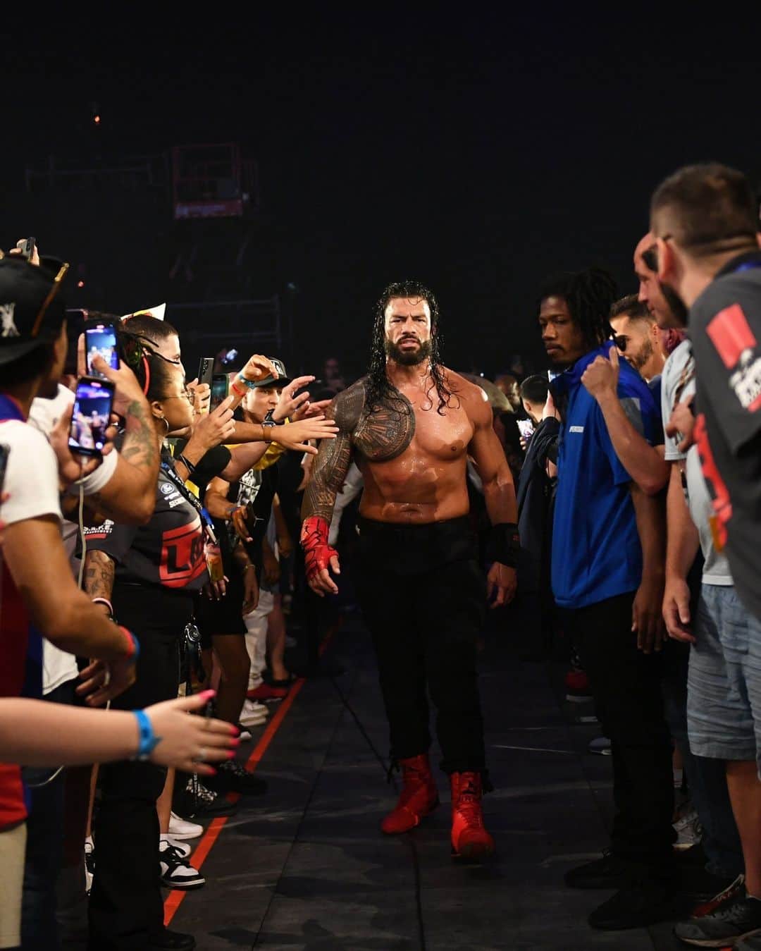 WWEさんのインスタグラム写真 - (WWEInstagram)「The Tribal Chief returns TONIGHT ☝️」10月13日 23時00分 - wwe