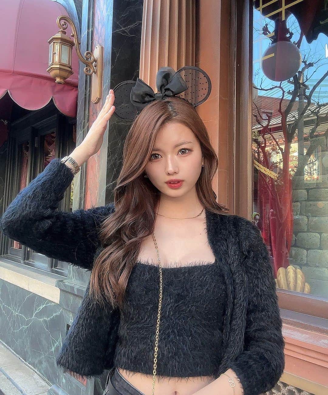 LUNAのインスタグラム：「秋ディズ🐭🍁  最近ディズニー欲強め！ 今年全然行けてないからそろそろ行きたいなあ〜！  このセットアップ使いやすくてお気に入り🤍  なんかこの写真いつもと雰囲気ちがう？笑 気がする  #disneysea #disneyseatokyo  #ディズニーシー#ディズニーシーコーデ #ディズニーコーデ #ディズニーランド  #ディズニーハロウィン #ディズニーグッズ  #ディズニーカチューシャ#ディズニーフード#ブラックコーデ#おそろコーデ #おそろディズニー#カップルディズニー  #秋コーデ#ニットコーデ#韓国コーデ#韓国通販#巻き髪#ロングヘアアレンジ #かきあげ前髪」