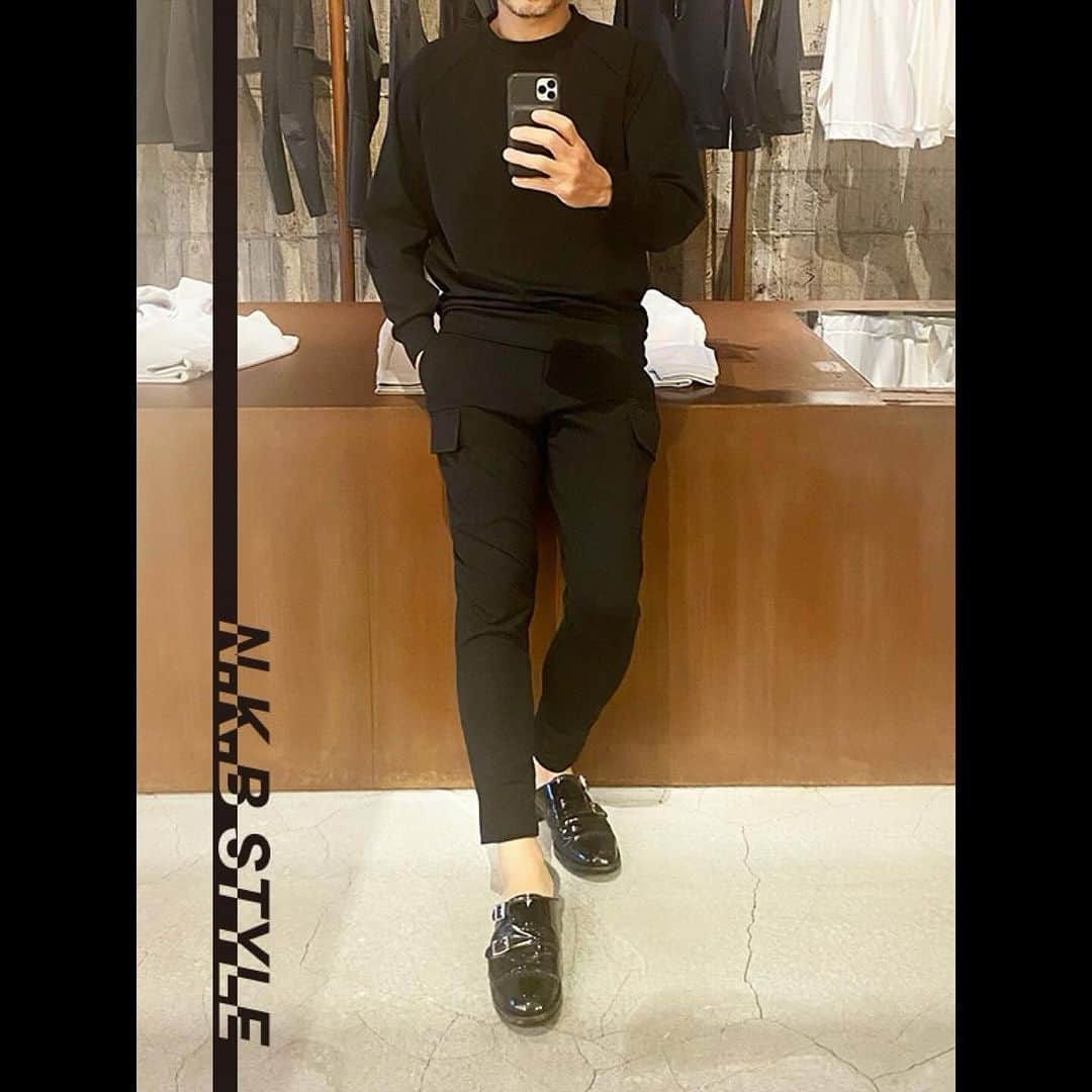 セレクトショップN.K.Bのインスタグラム：「✨今日のN.K.B STYLE✨ 👕【カットソー】junhashimoto 2023 A/W TUCK SWEAT CREW (BLACK) 👖【パンツ】junhashimoto 2023 A/W JH+ D2 CARGO PANTS (BLACK)  セレクトショップN.K.B小林です。  先日入荷したjunhashimoto 2023 A/W TUCK SWEAT CREWで、全身BLACKスタイル☆  保温性も高い高機能素材に、背中部分のタックにより程よいルーズシルエットを演出!!  是非、お試しください。  全品送料無料❗️新規会員登録ですぐ使える1,000ポイントも進呈中です。  ++++++++++++++++++++ N.K.Bは、福井県福井市にあるセレクトショップ。 オーナーの小林が、取扱ブランドの最旬コーデと新作先行予約・入荷情報をPostしています。 もしよければ、いいね＆フォローよろしくお願いします❗  【主な取扱ブランド】 AKM | エイケイエム VEGAHLUXE | ヴェガリュクス 1piu1uguale3 | ウノピュウノウグァーレトレ 1piu1uguale3 SPORT| ウノピュウノウグァーレトレスポーツ LUXE163AKMBB | リュクス163エイケイエムビービー Junhashimoto | ジュンハシモト TFW49 | ティーエフダブリューフォーティーナイン TOM FORD EYEWEAR | トムフォード アイウェア DABORO | ダボロ PIUORO | ピウオッロ MOOSEKNUCKLES | ムースナックルズ newblance | ニューバランス and more… ++++++++++++++++++++  #Junhashimoto #ジュンハシモト  #エヌケービー #メンズファッション #メンズファッションコーデ #ファッション好きと繋がりたい #メンズコーデ #お洒落さんと繋がりたい #おしゃれさんと繋がりたい #服好きな人と繋がりたい #ファッション好きな人と繋がりたい #ファッション大好き #今日のコーデ #本日のコーデ #ファッションコーデ #インスタファッション #エヌケービー #ファッションスナップ #ファッション好き #アパレルショップ #ファッションコーディネート #メンズアパレルショップ」