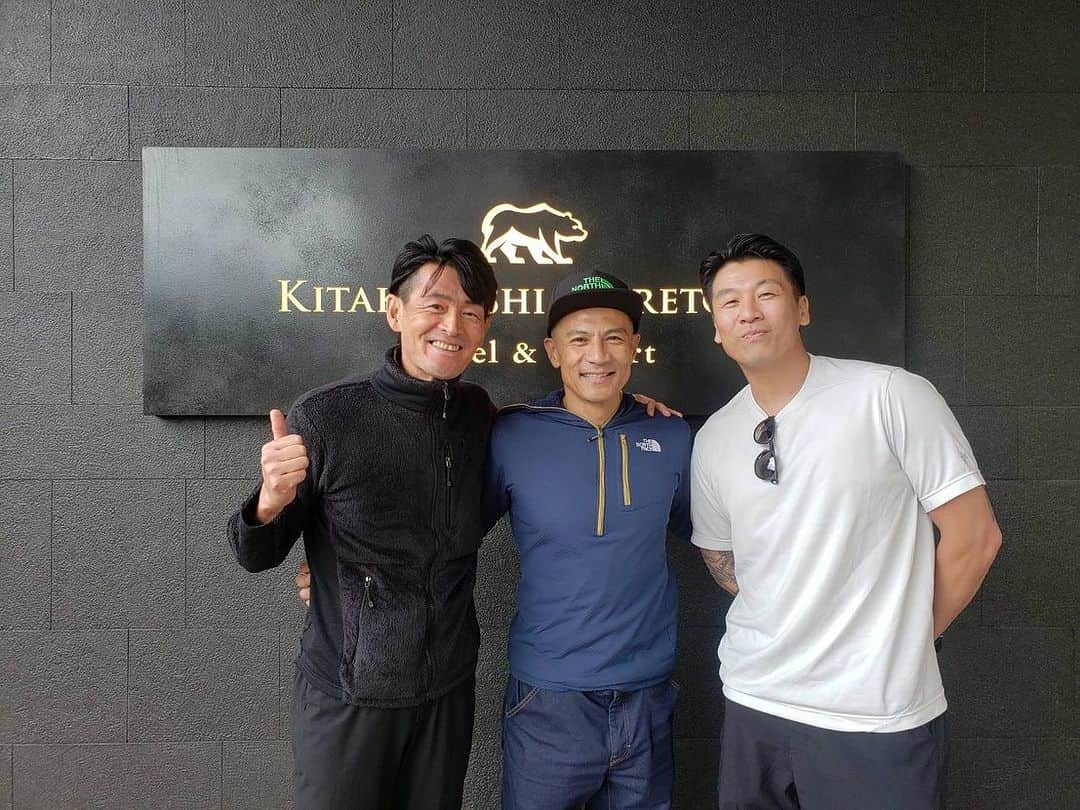 平山ユージのインスタグラム：「2人のThe North Face Athlete と共に知床へ🛬  @thenorthfacejp summit series をより深くディラー皆様に知って頂くため僕らは向かいました。だけど、まず何を感じたかと言うと、知床の大自然に囲まれ、僕らは心洗われ、穏やかな気持ちにリセットされた気がする。  そんな僕らはTNFにサポートされ、長くお世話になっている3人で、タクシーでも、プライベートでもスポーツのジャンルを越えて、本当に楽しい時間だった✨✨  トレッキング、ビーチクリーニング、そして3人でのトークショー、全てが充実した時間でした。  参加された皆様とも素晴らしい二日間でした。ありがとうございました。  #shitetoko #知床　#鏑木剛　#佐々木明  #neverstopexploring #tnfathletes #tnfjp #ザノースフェイス　#summitseries」
