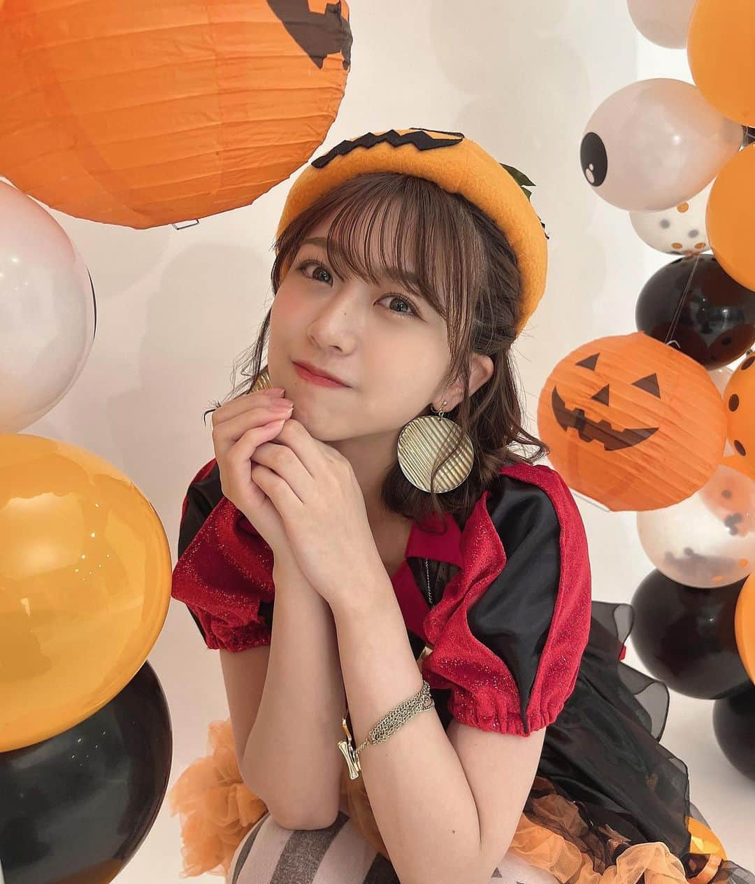 篠崎彩奈のインスタグラム：「ハロウィンの生写真発売中です🎃🍬」