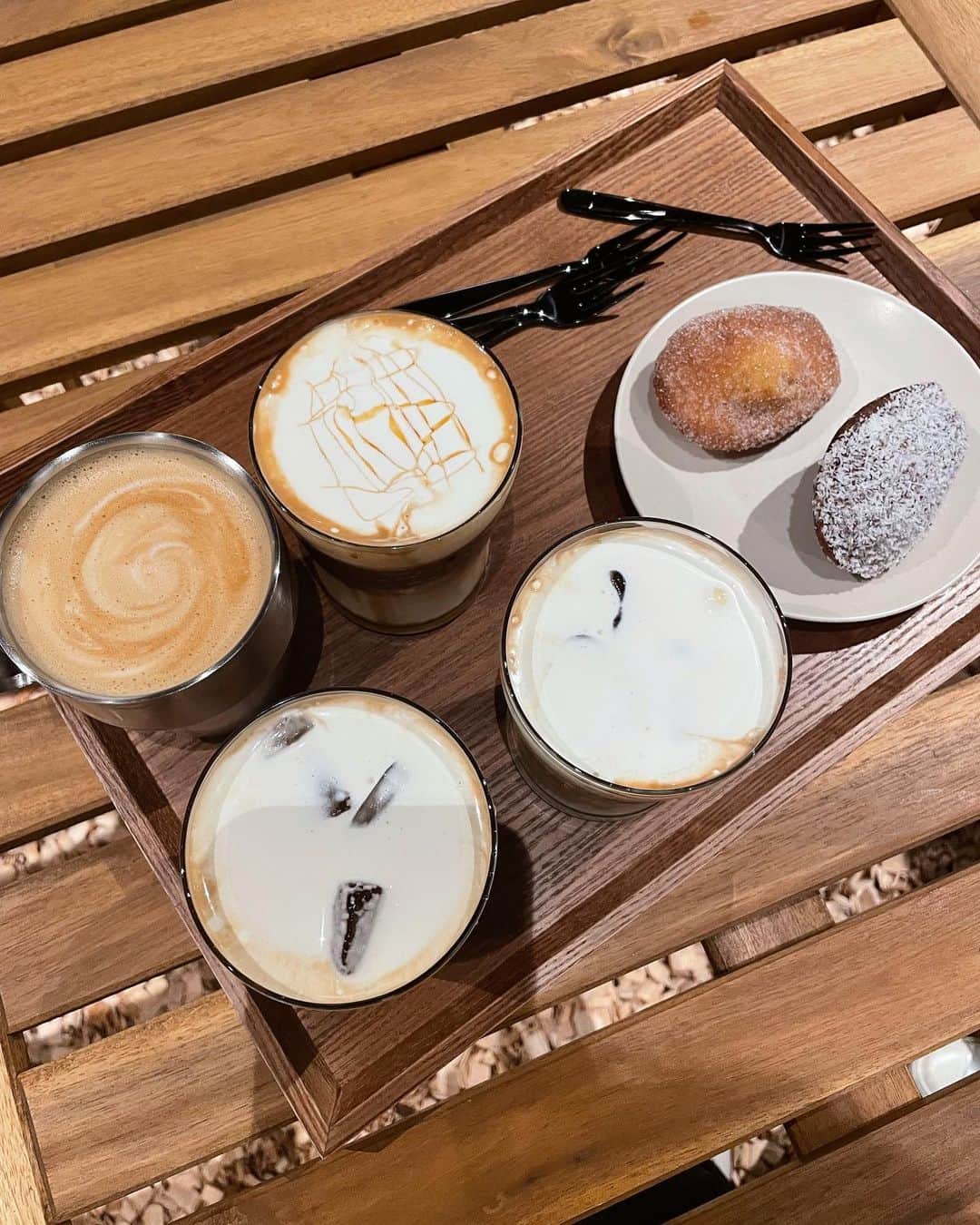 mamany704のインスタグラム：「* * 不意に素敵な場所に辿り着いたあの日🧋🍩🌿 * * 楽しくてめちゃくちゃ笑ってたのに、不意打ち写真見返したらみんなバリバリつまんなさそうやったので載せるのやめたよ🤗 * * 笑いーや * * #cafe#coffee#coffeetime#nightcafe#madeleine#cafenoone#osaka#osakacafe#カフェ#大阪カフェ#心斎橋#心斎橋カフェ#夜カフェ#マドレーヌ」